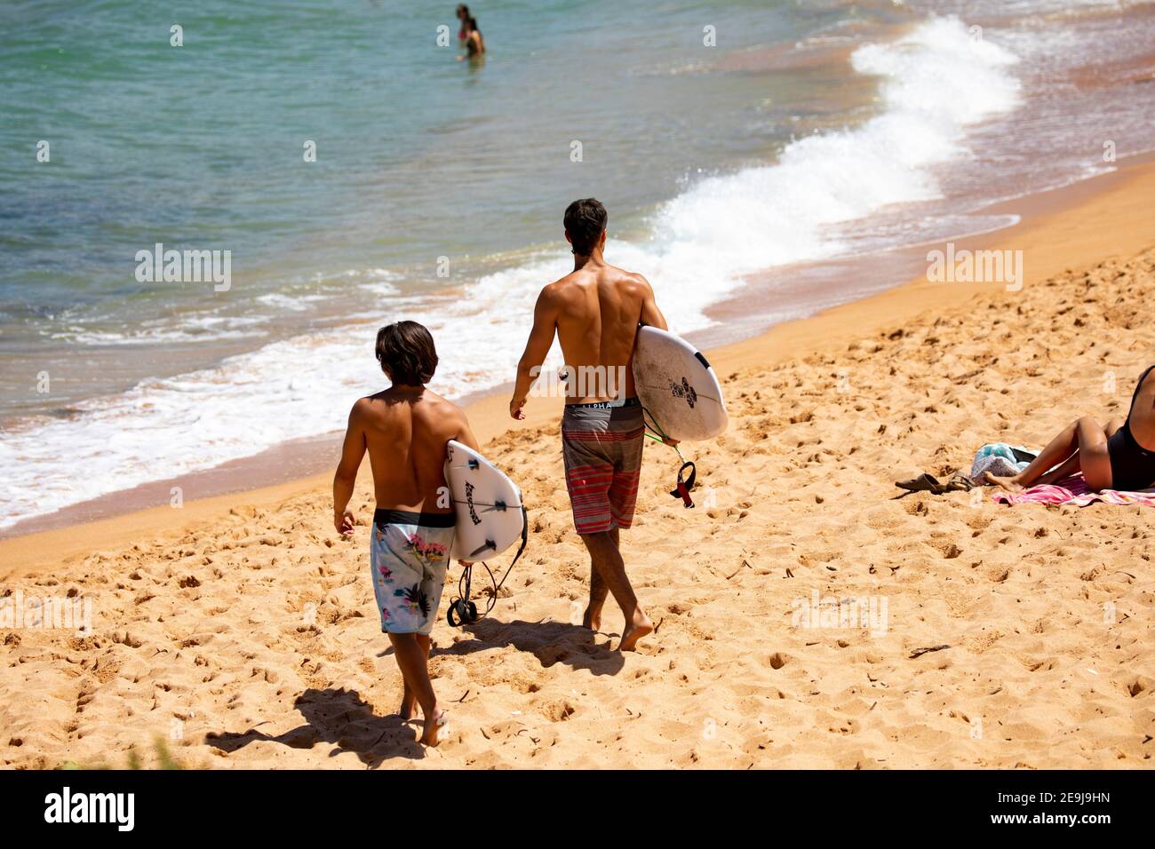 Zwei Jungs im Teenageralter mit Surfbrettern am Avalon Beach in Sydney Bereit zum Surfen, Sydney Lifestyle, Australien Stockfoto