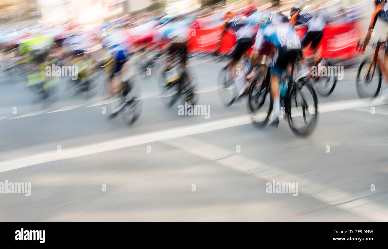 Radrennen in Frankfurt am Main, Deutschland, verschwommene Bewegung, abstrakt Stockfoto