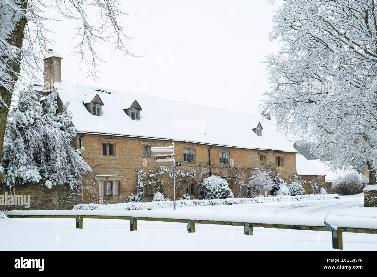 Copeshill Straße im unteren Schlachtdorf im Januar Schnee. Lower Slaughter, Cotswolds, Gloucestershire, England Stockfoto