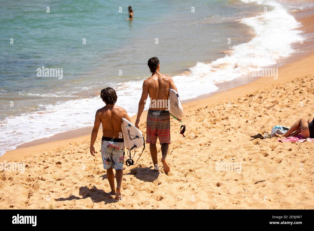 Zwei Jungs im Teenageralter mit Surfbrettern am Avalon Beach in Sydney Bereit zum Surfen, Sydney Lifestyle, Australien Stockfoto