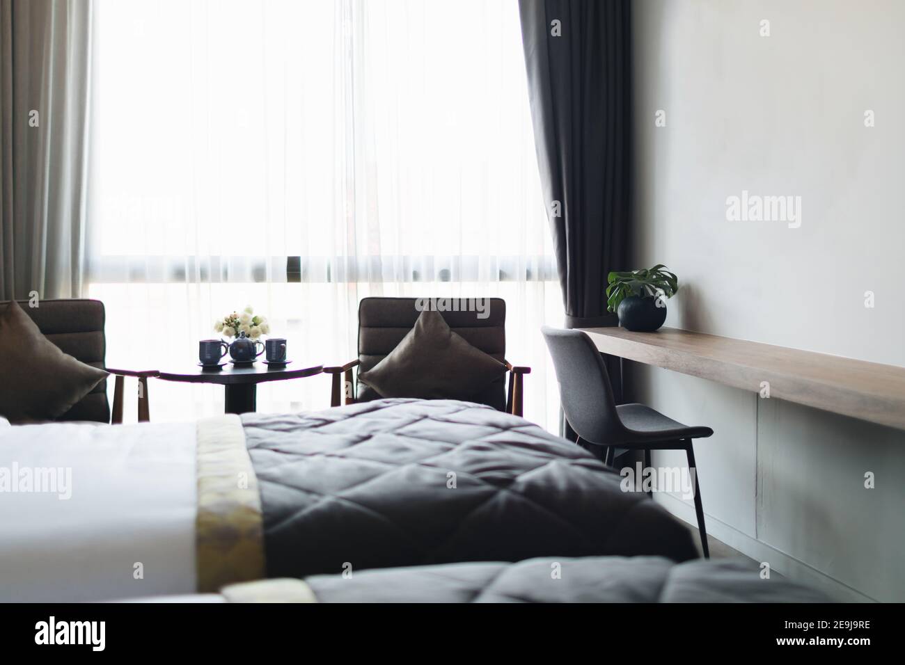 Moderne Schlafzimmer in Schwarz und Grau Stockfoto