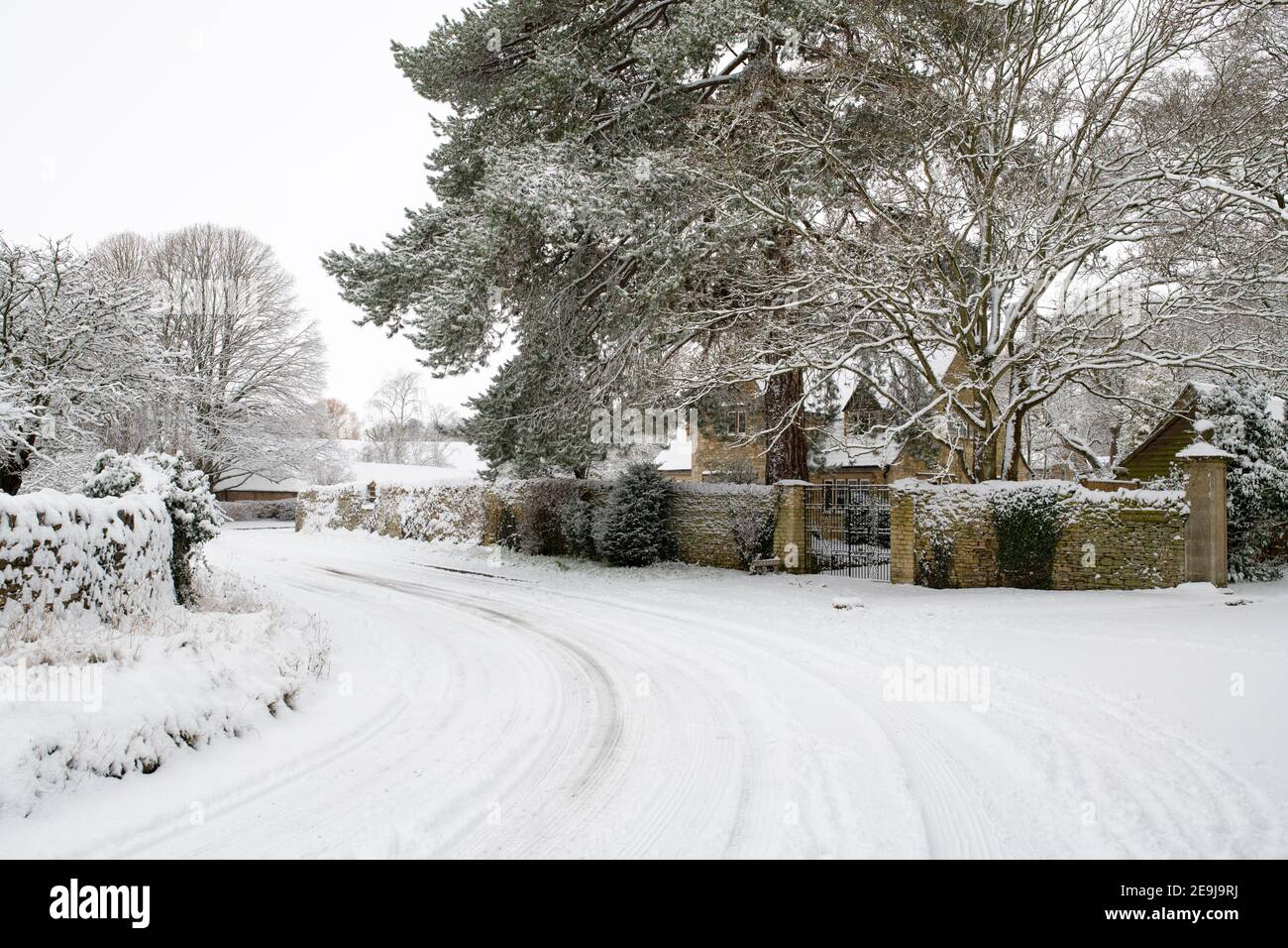 Unteres Schlachtdorf im januar Schnee. Lower Slaughter, Cotswolds, Gloucestershire, England Stockfoto