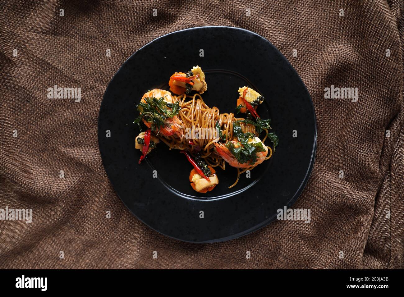 Spaghetti würzig mit Garnelen, Thai Fusion Food Stockfoto