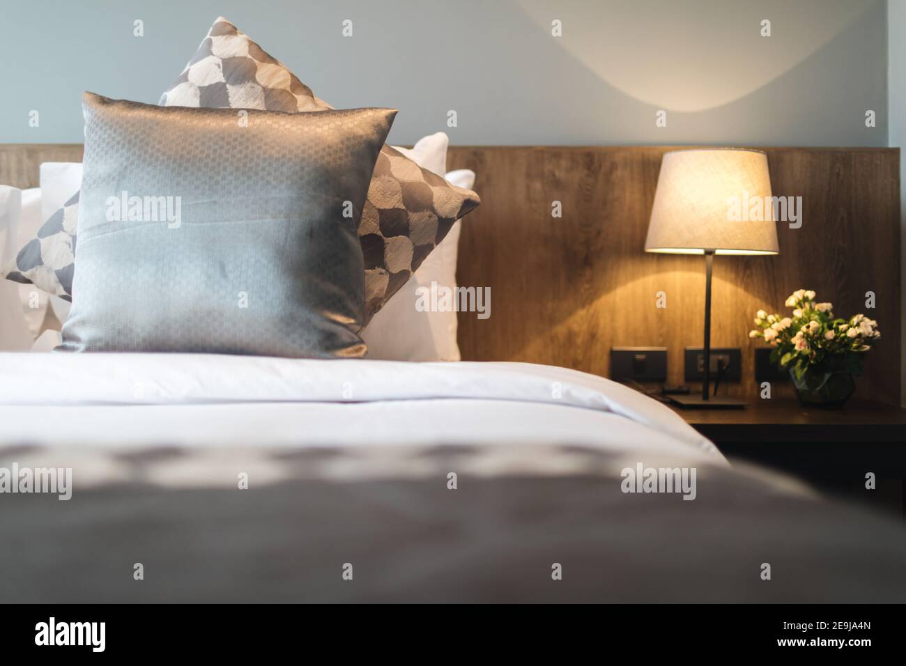 Moderne Schlafzimmer in Schwarz und Grau Stockfoto