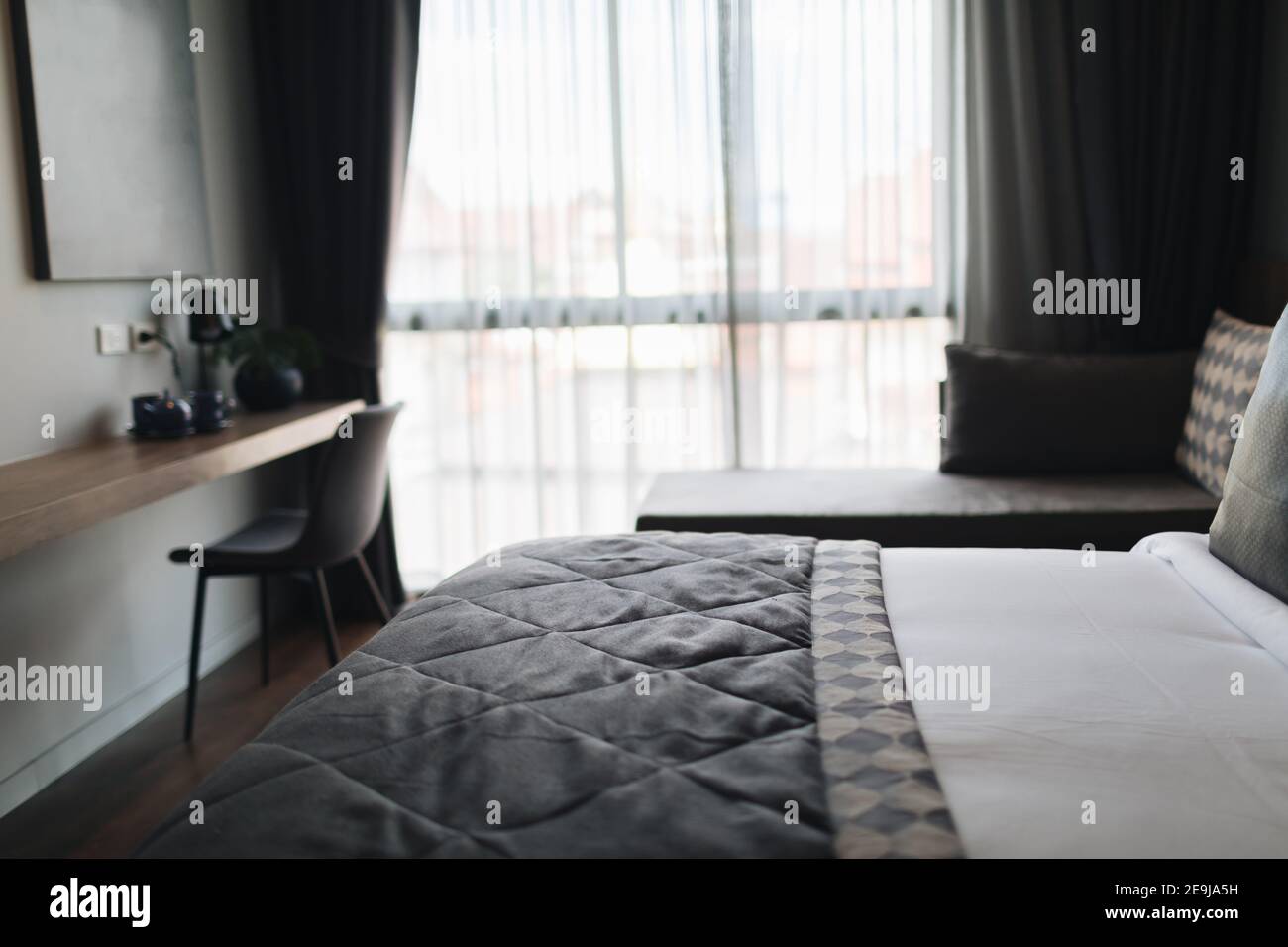 Moderne Schlafzimmer in Schwarz und Grau Stockfoto