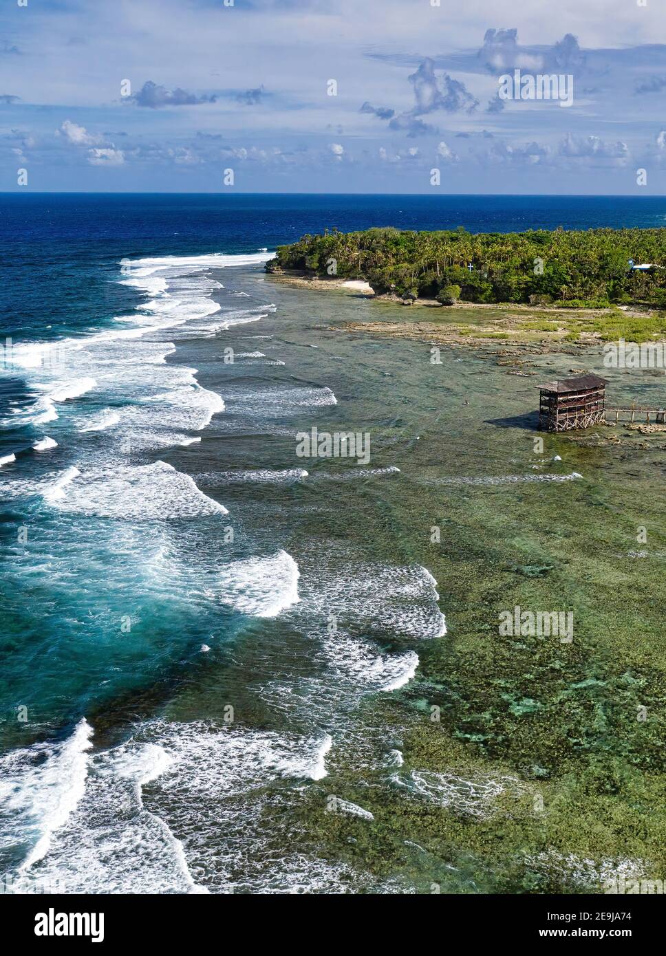 Luftbild des berühmten Cloud 9 Brandung zerschlagen, Siargao, Philippinen Stockfoto