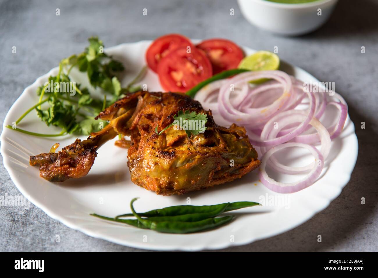 Nahaufnahme von würzigen indischen Snacks Delikatesse Huhn Tandoori in Eine Platte Stockfoto