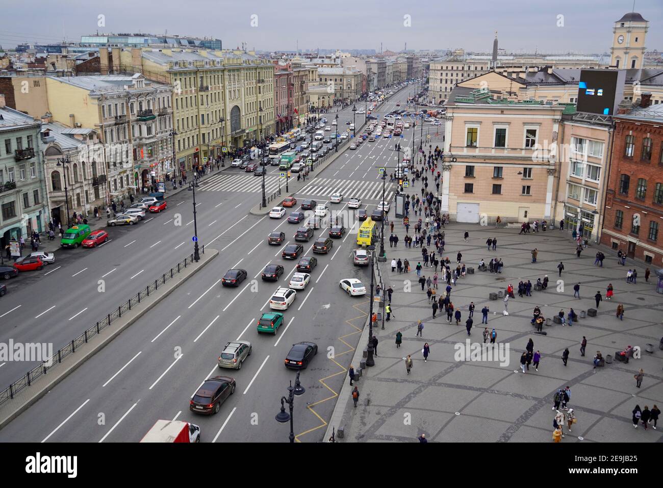 St. Petersburg, Russland - November, 2020 herrlicher Panoramablick auf Ligovsky Prospekt und Moskovsky Bahnhof. Blick auf das Dach. Massen von Touristen in einem Stockfoto