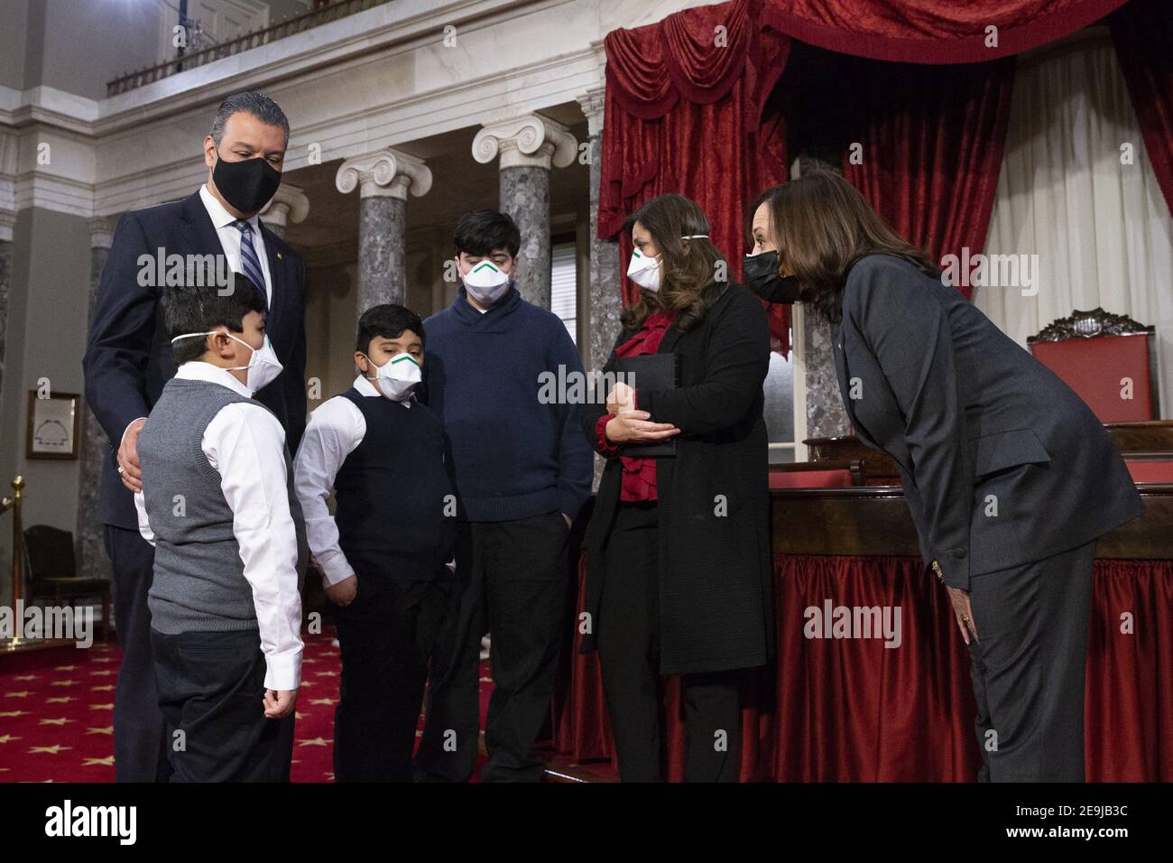 US-Vizepräsident Kamala Harris (R) nimmt an einer feierlichen Vereidigung des demokratischen Senators aus Kalifornien Alex Padilla (Back L) mit Mitgliedern der Padilla-Familie (L bis R) Teil; Sohn Diego Padilla (6 Jahre), Sohn Alex Padilla (7 Jahre), Sohn Roman Flores (13 Jahre) und Ehefrau Angela Padilla (R), in der Alten Senatskammer auf dem Capitol Hill in Washington, DC, USA, 4. Februar 2021. Foto von Michael Reynolds/Pool/ABACAPRESS.COM Stockfoto