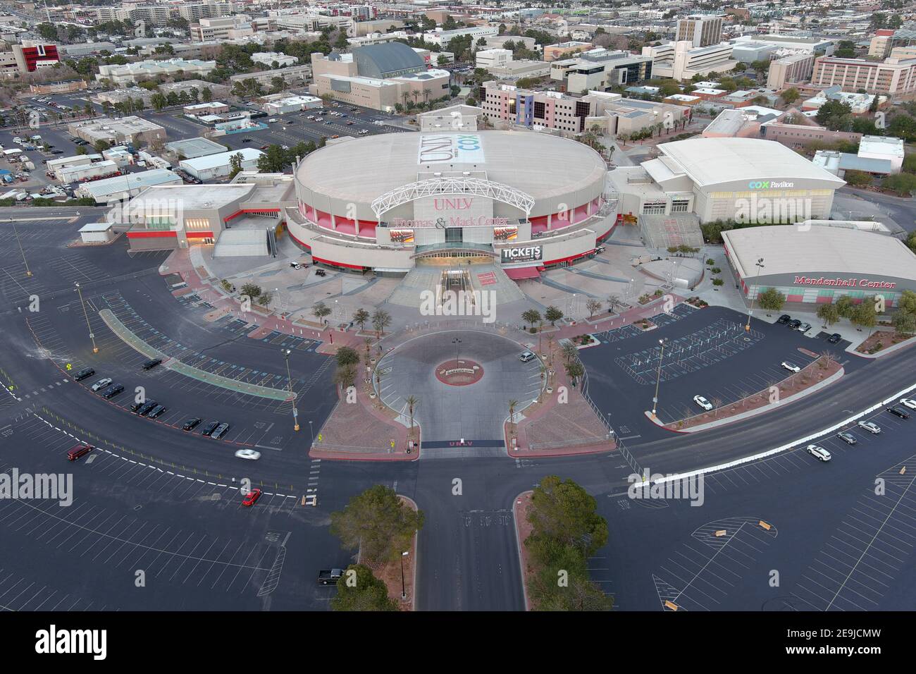 Eine Luftaufnahme des Thomas & Mack Centerauf dem Campus der University of Nevada Las Vegas, Mittwoch, 3. Februar 2021, in Las Vegas. Die Arena ist das hom Stockfoto