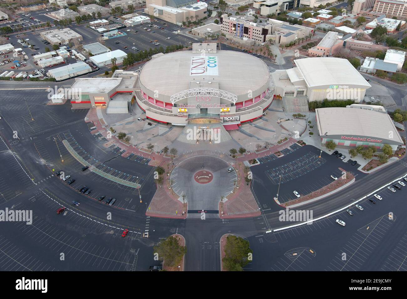 Eine Luftaufnahme des Thomas & Mack Centerauf dem Campus der University of Nevada Las Vegas, Mittwoch, 3. Februar 2021, in Las Vegas. Die Arena ist das hom Stockfoto