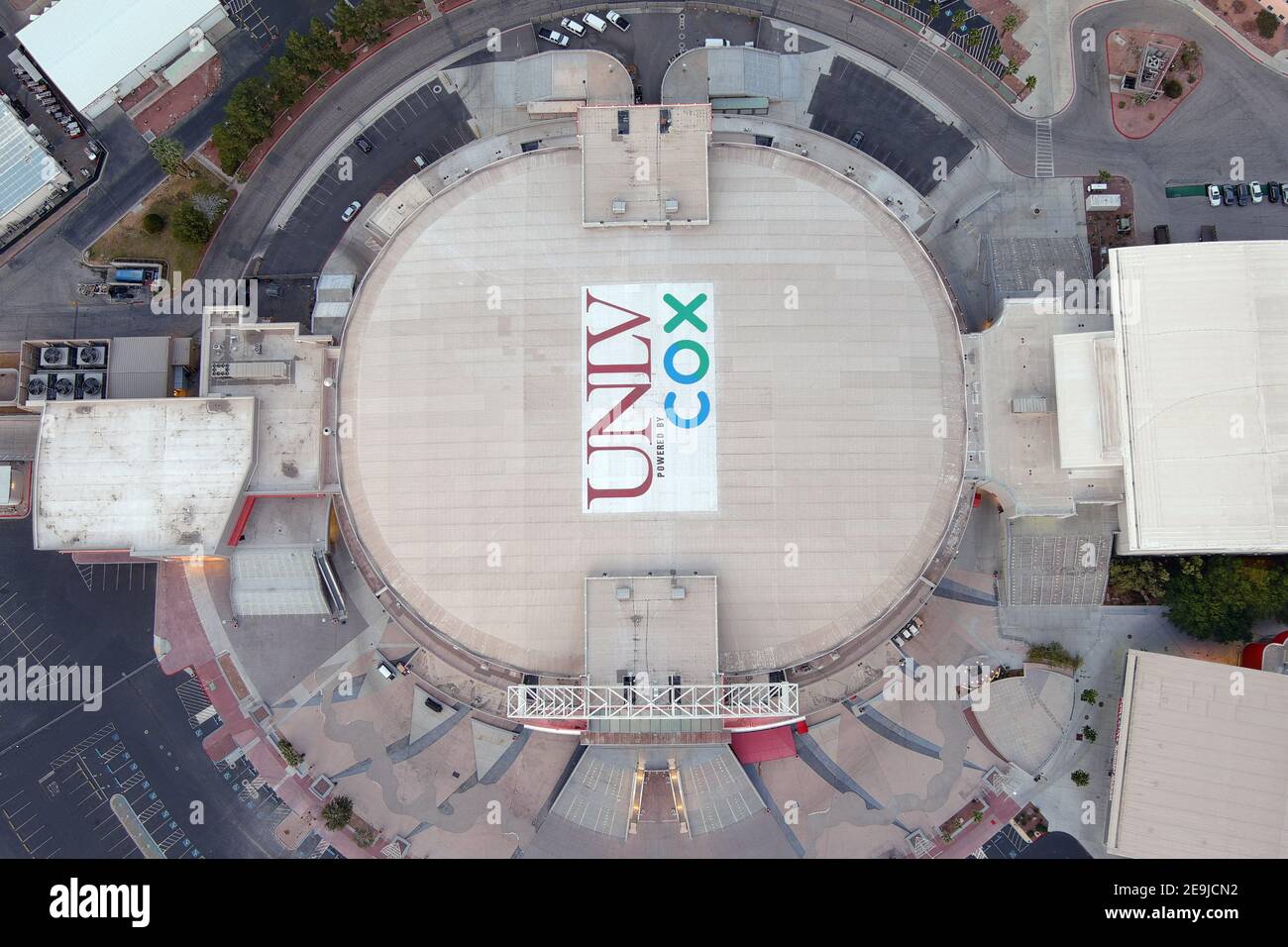 Eine Luftaufnahme des Thomas & Mack Centerauf dem Campus der University of Nevada Las Vegas, Mittwoch, 3. Februar 2021, in Las Vegas. Die Arena ist das hom Stockfoto