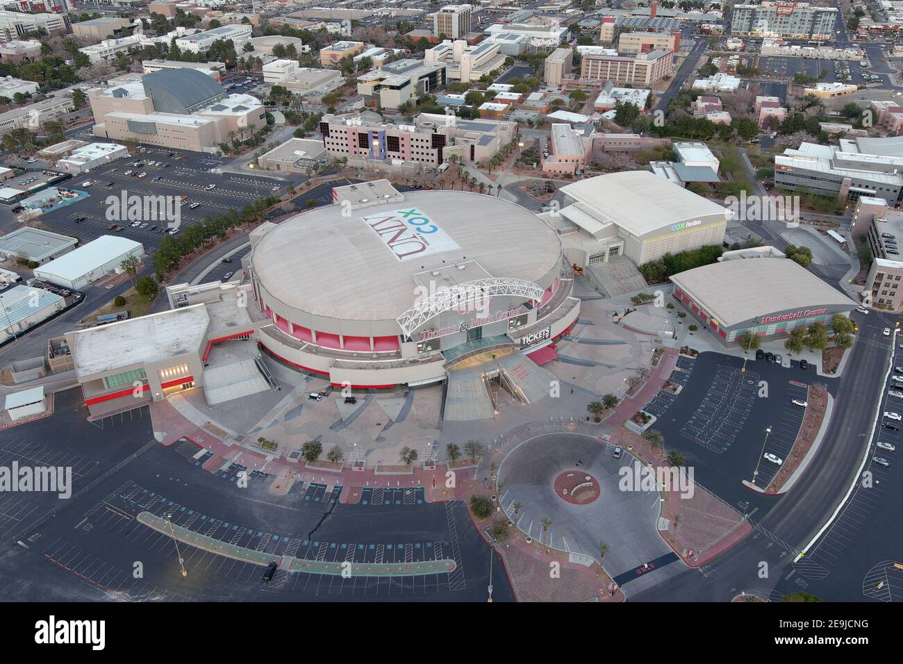 Eine Luftaufnahme des Thomas & Mack Centerauf dem Campus der University of Nevada Las Vegas, Mittwoch, 3. Februar 2021, in Las Vegas. Die Arena ist das hom Stockfoto