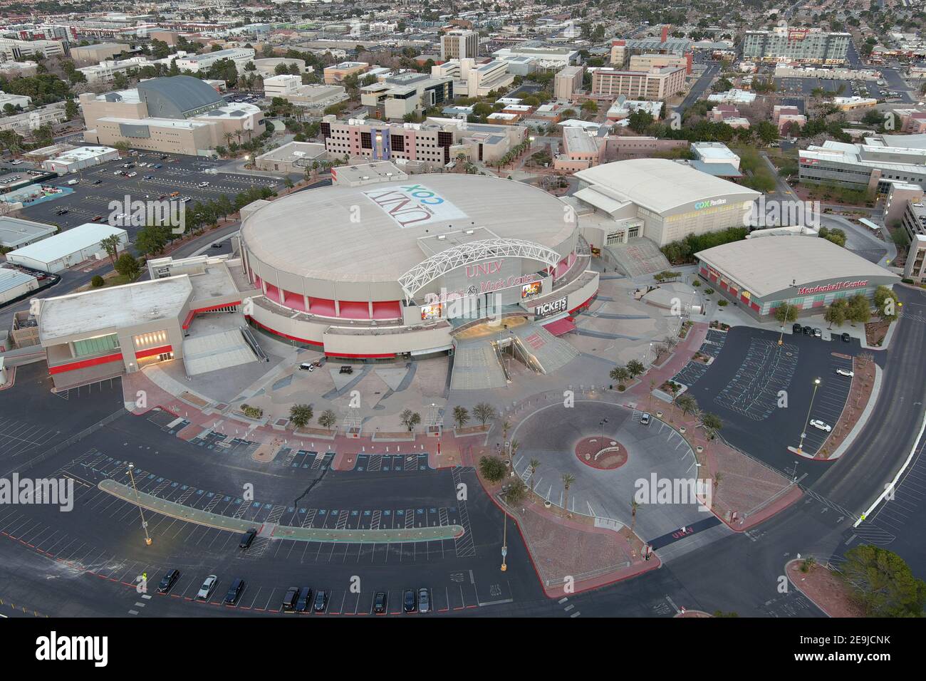 Eine Luftaufnahme des Thomas & Mack Centerauf dem Campus der University of Nevada Las Vegas, Mittwoch, 3. Februar 2021, in Las Vegas. Die Arena ist das hom Stockfoto