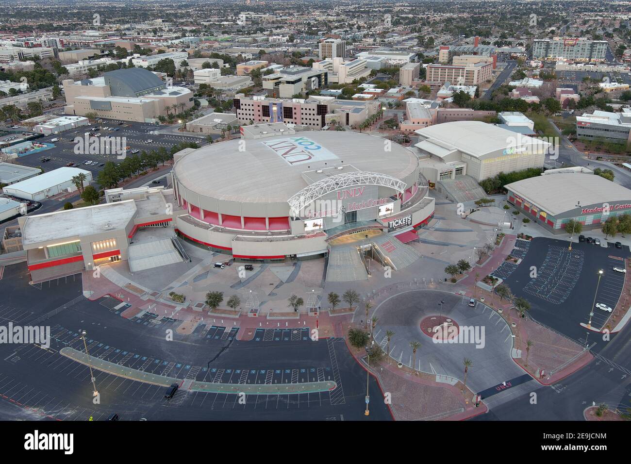 Eine Luftaufnahme des Thomas & Mack Centerauf dem Campus der University of Nevada Las Vegas, Mittwoch, 3. Februar 2021, in Las Vegas. Die Arena ist das hom Stockfoto