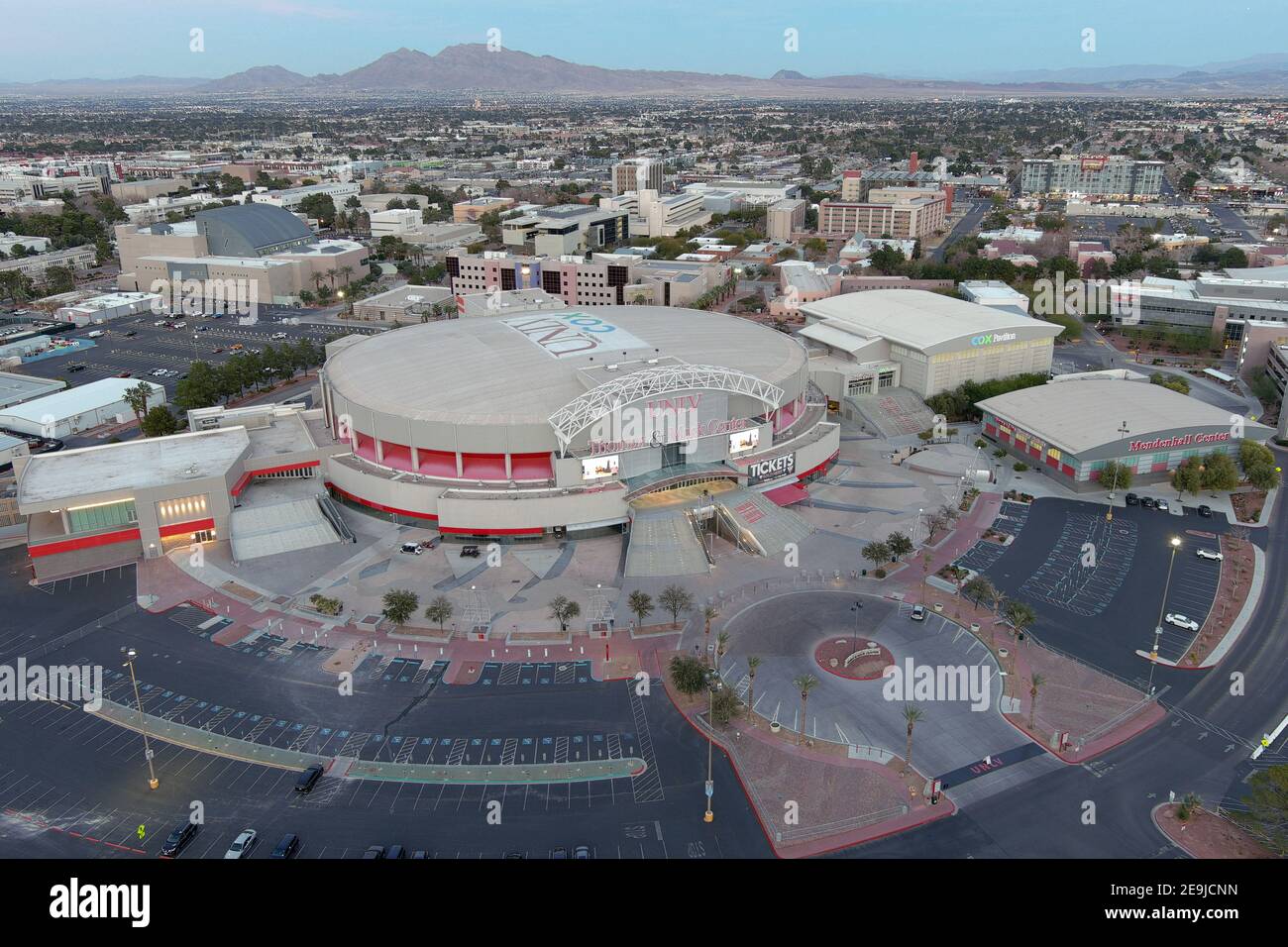 Eine Luftaufnahme des Thomas & Mack Centerauf dem Campus der University of Nevada Las Vegas, Mittwoch, 3. Februar 2021, in Las Vegas. Die Arena ist das hom Stockfoto