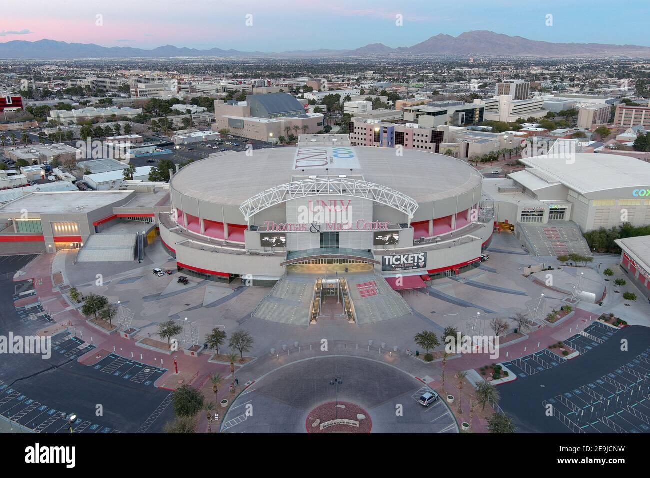 Eine Luftaufnahme des Thomas & Mack Centerauf dem Campus der University of Nevada Las Vegas, Mittwoch, 3. Februar 2021, in Las Vegas. Die Arena ist das hom Stockfoto