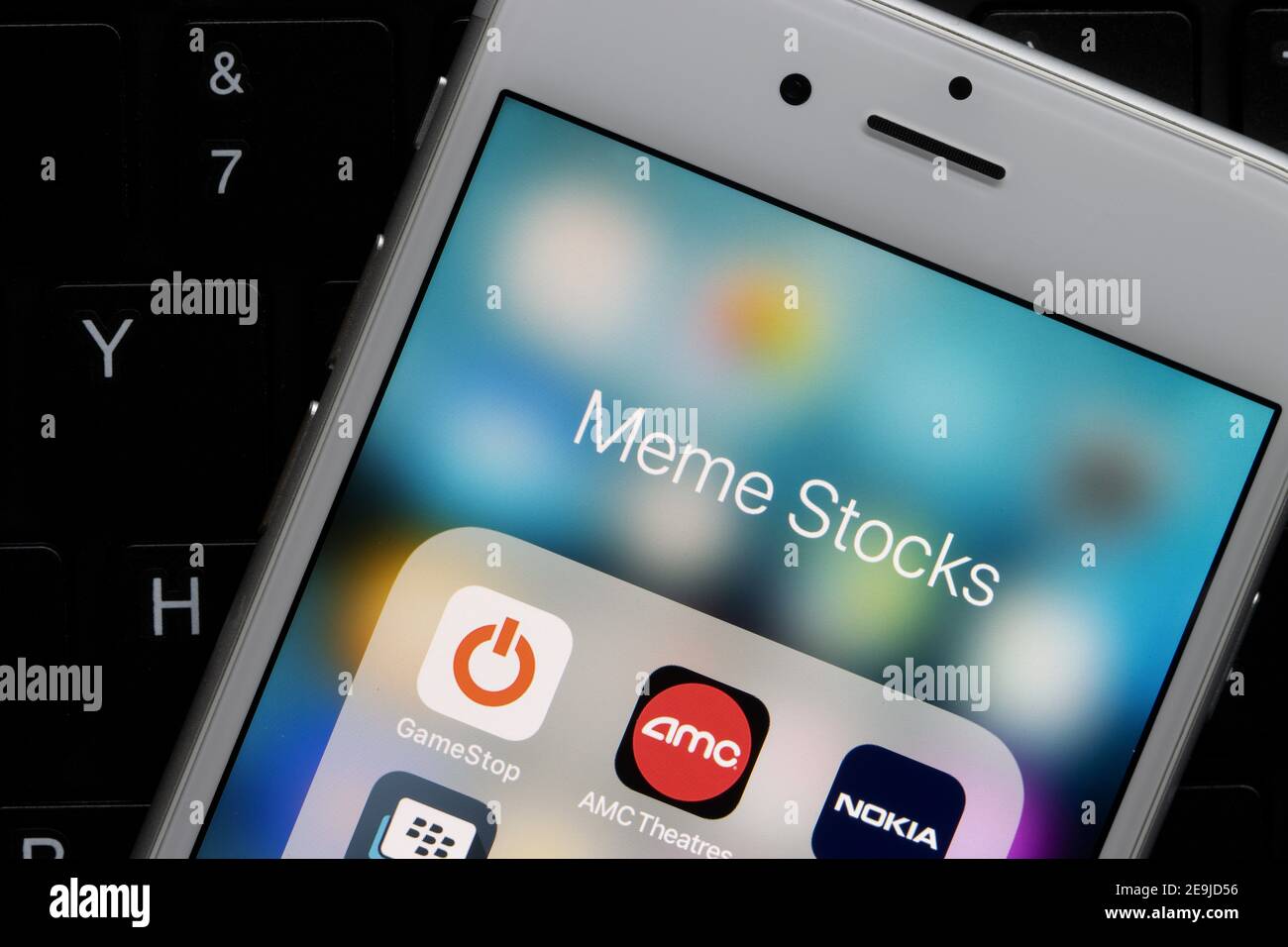 Die App-Symbole GameStop, AMC Theatres, Nokia und BlackBerry Enterprise werden am 4. Februar 2021 auf einem iPhone angezeigt. Meme Stock ist ein Begriff für eine Aktie, die ist Stockfoto
