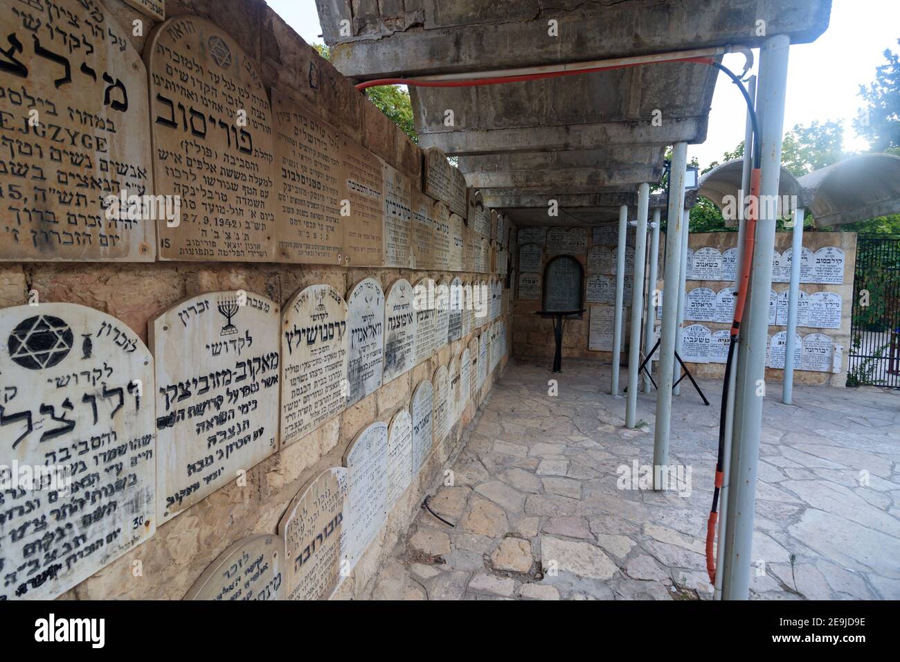 03-09-2020. jerusalem-israel. Der Innenhof des Holocaust-Museums mit den Steindenkmälern, die jüdische Gemeinden erinnern, die während des H zerstört wurden Stockfoto