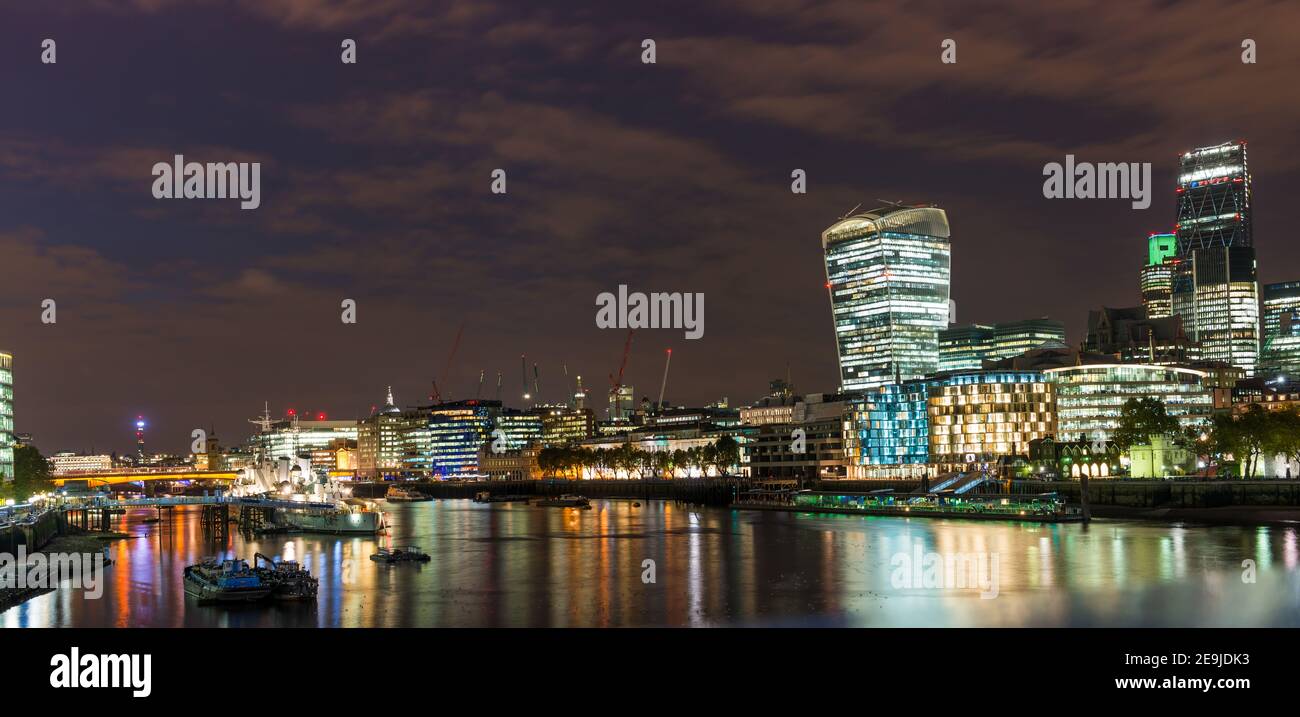 Die City of London an der Themse bei Nacht, Großbritannien Stockfoto