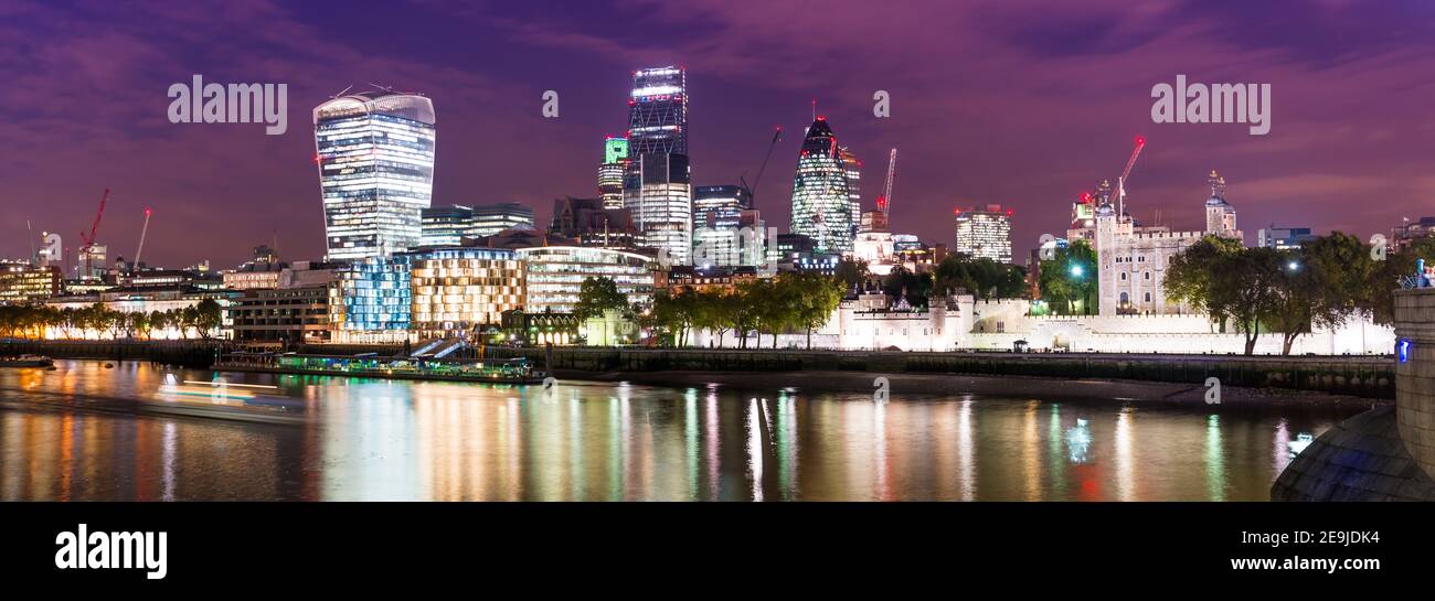 Die City of London an der Themse bei Nacht, Großbritannien Stockfoto