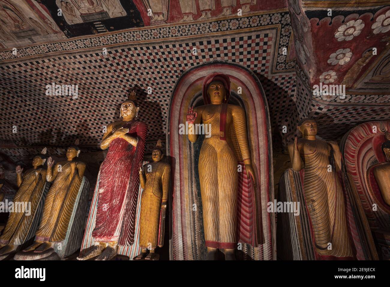 Buddha-Statuen im Dambulla Royal Cave Temple und Golden Temple. Alte craved Felsstatuen, buddhistische Kunst. Berühmter religiöser Ort in Sri Lanka Stockfoto