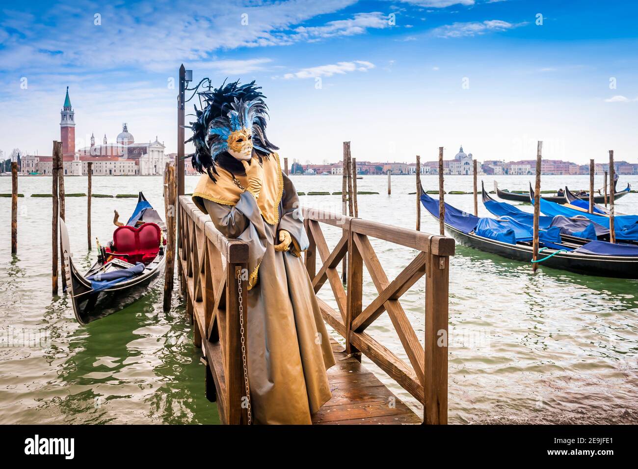 Venedig Karnevalsfigur vor der Lagune und der Insel San Giorgio Maggiore in Venedig, Venetien, Italien Stockfoto