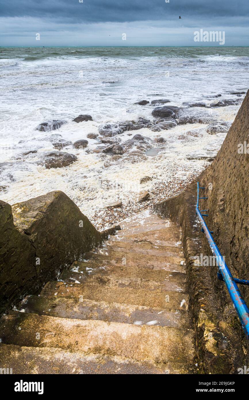 Escalier vers la Plage d'Audresselles recouverte d'écume Frankreich, Hauts de France, Côte d'opale ∞ Treppen zum Audresselles Strand mit Schaum bedeckt--- =>M Stockfoto