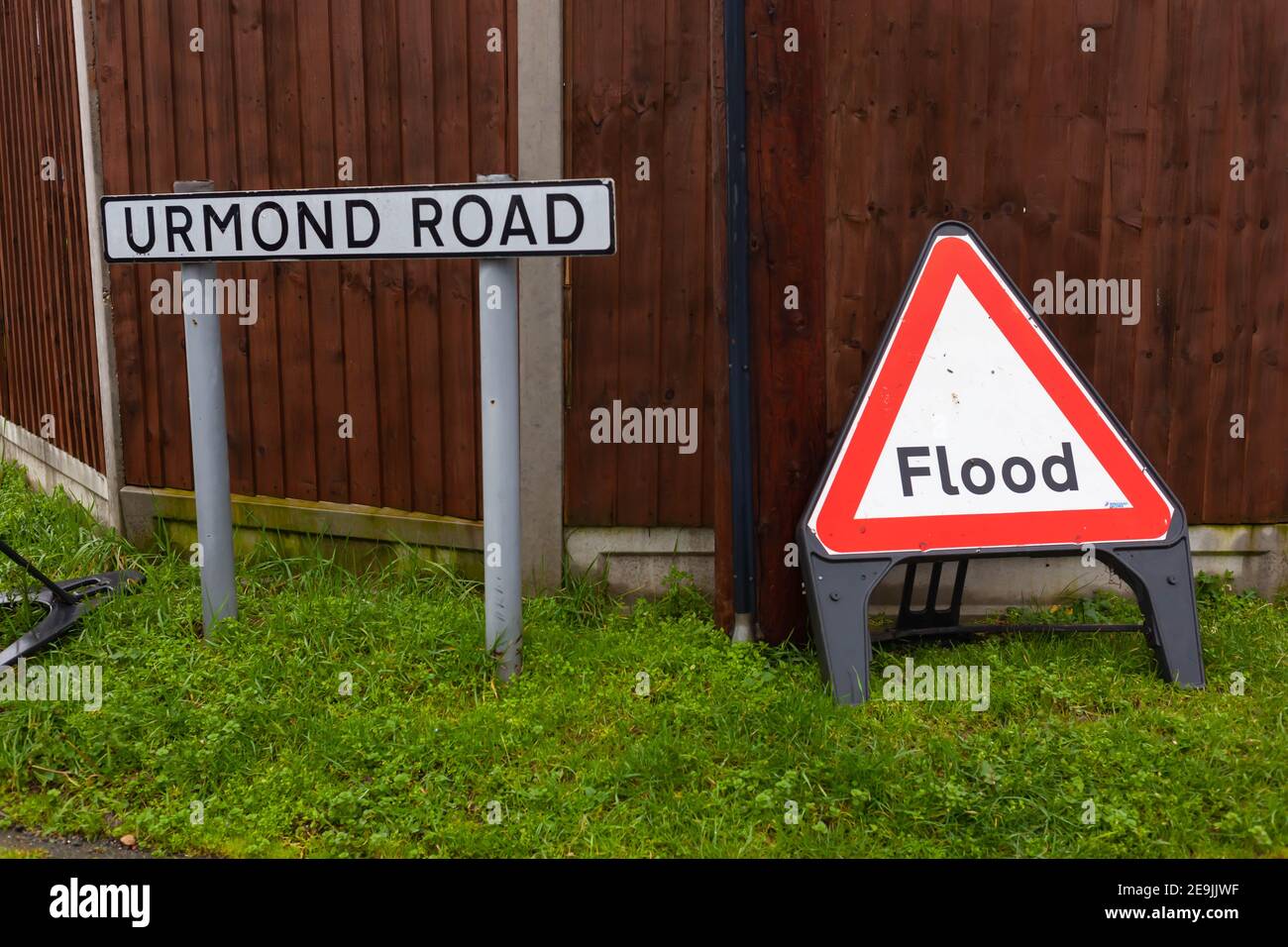 Nahaufnahme eines Hinweisschild zur Überschwemmungsgefahr an der Ecke Urmond Road, Canvey Island, Essex, Großbritannien, Februar 2021 Stockfoto