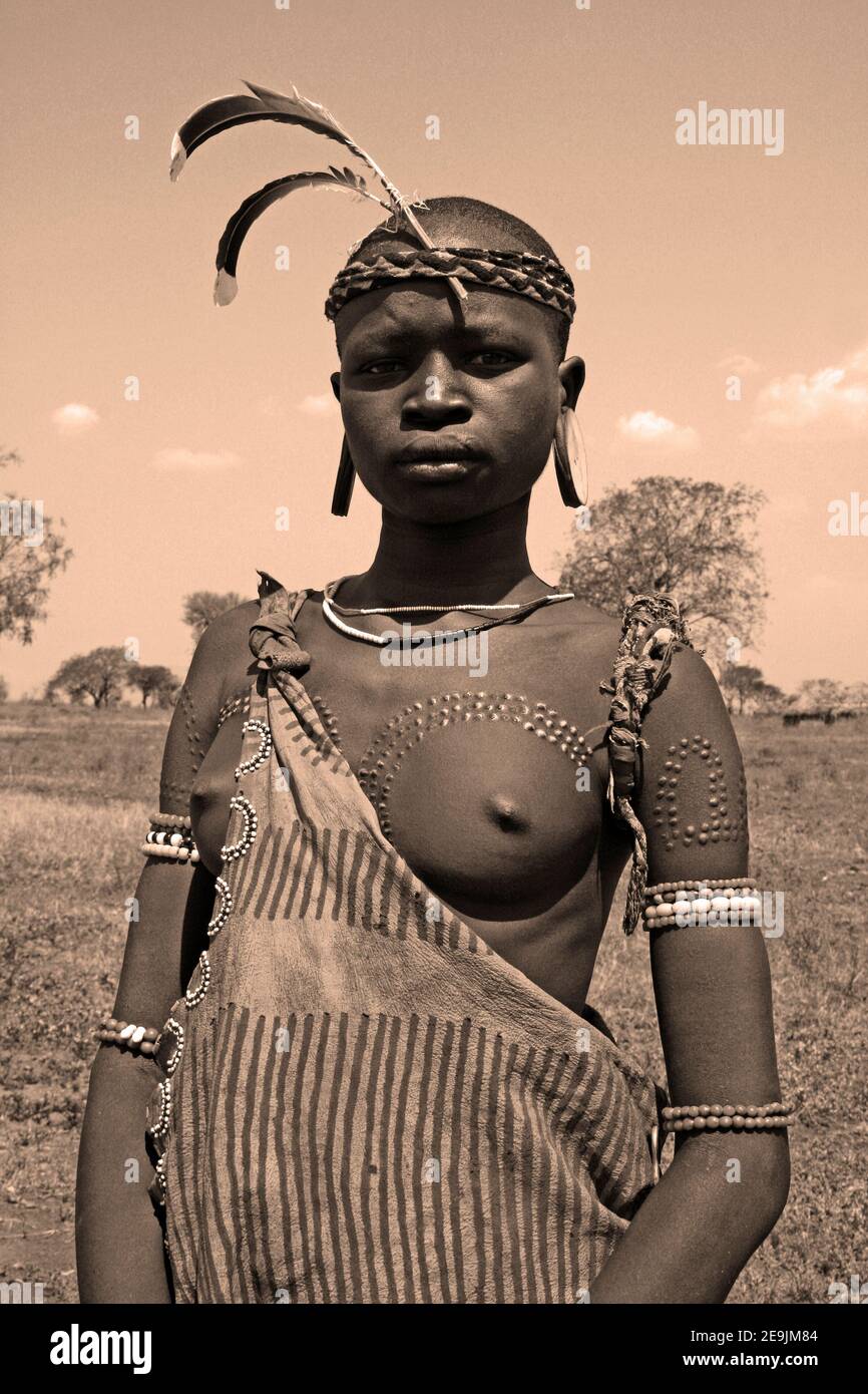 Junge Mursi Stammesfrau mit Tribal Scarring, Omo Valley, Äthiopien Stockfoto