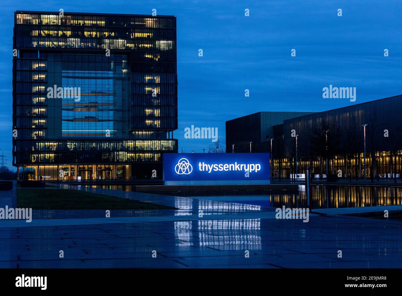 Essen, Deutschland. Februar 2021, 05th. Blick auf die Konzernzentrale von thyssenkrupp. Bei thyssenkrupp will CEO Merz die Aktionäre in einer Online-Hauptversammlung über die Lage des kränkelnden Stahl- und Industriekonzerns informieren. Quelle: Rolf Vennenbernd/dpa/Alamy Live News Stockfoto