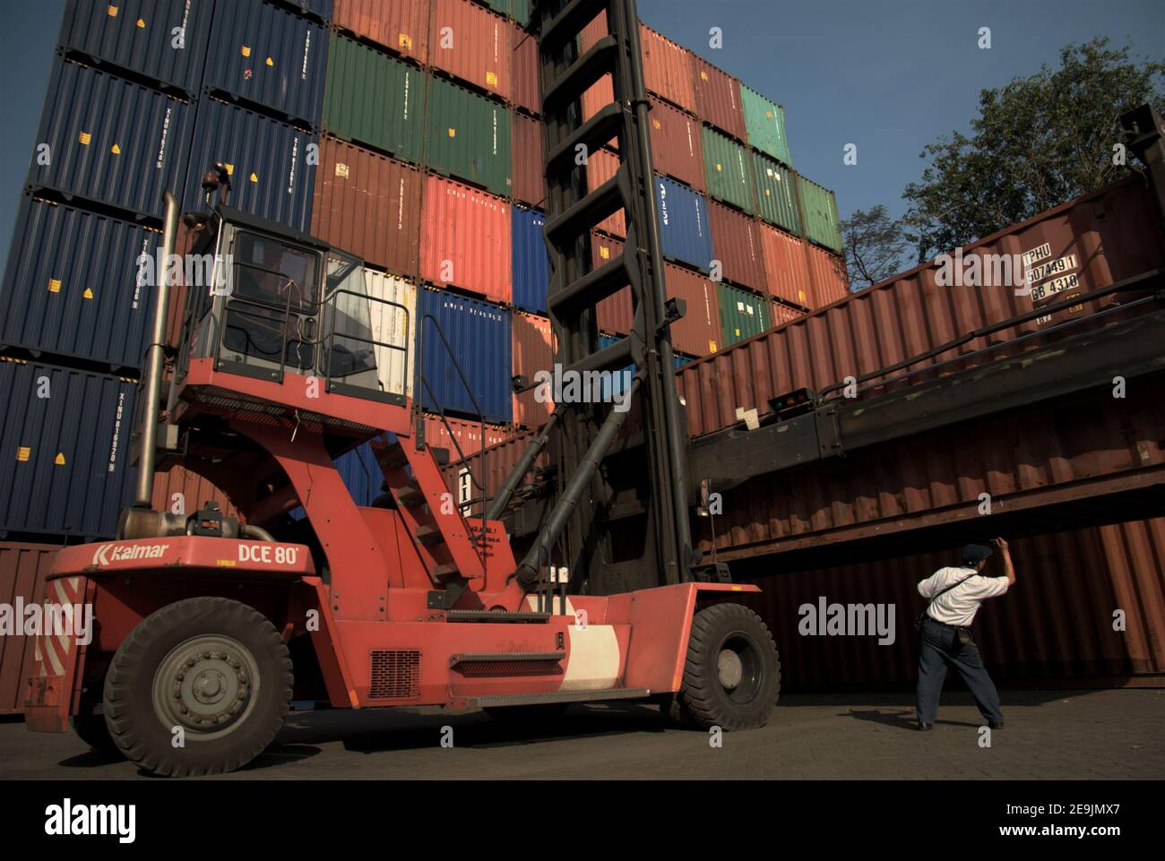 Arbeiter, die am Containerterminal des Hafens von Jakarta Transportcontainer organisieren. Jakarta, Indonesien. Stockfoto