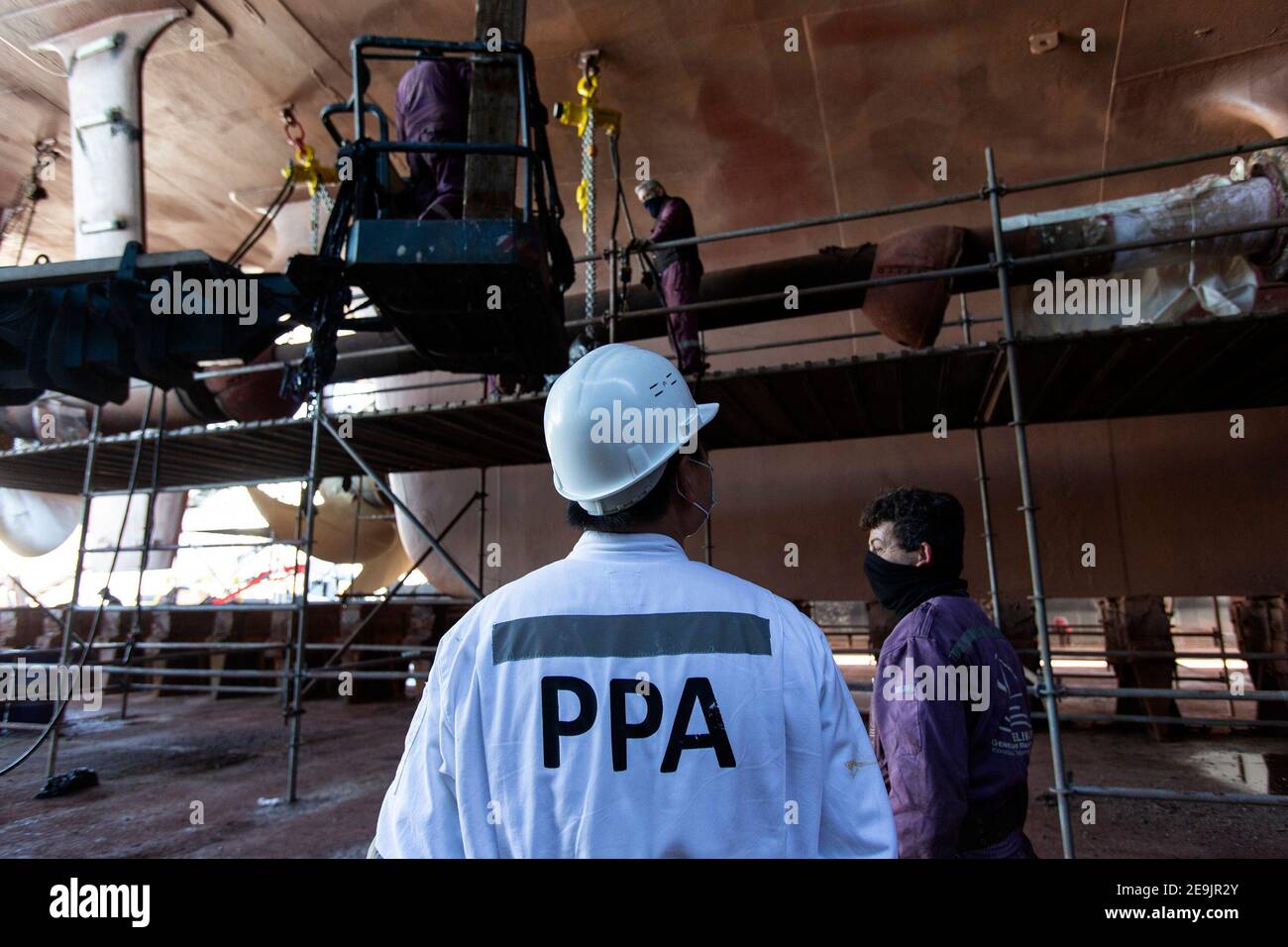 (210205) -- ATHEN, 5. Februar 2021 (Xinhua) -- der chinesische Angestellte Ma Liang inspiziert die Schiffsreparaturarbeiten in der Schiffsreparaturzone im Hafen von Piräus, Griechenland, 3. Februar 2021. Während das Frühlingsfest oder das chinesische Mondneujahr vor der Tür steht, bleiben chinesische Mitarbeiter, die im Ausland arbeiten, immer noch an ihren Posten im Hafen von Piräus. Die chinesische COSCO Shipping Group erwarb 2016 nach einer internationalen Ausschreibung die Mehrheit der Anteile der Piraeus Port Authority S.A. (PPA), während die Tochtergesellschaft des chinesischen Unternehmens, Piraeus Container Terminal S.A. (PCT), seit 2 das Containerterminal des Hafens verwaltet Stockfoto
