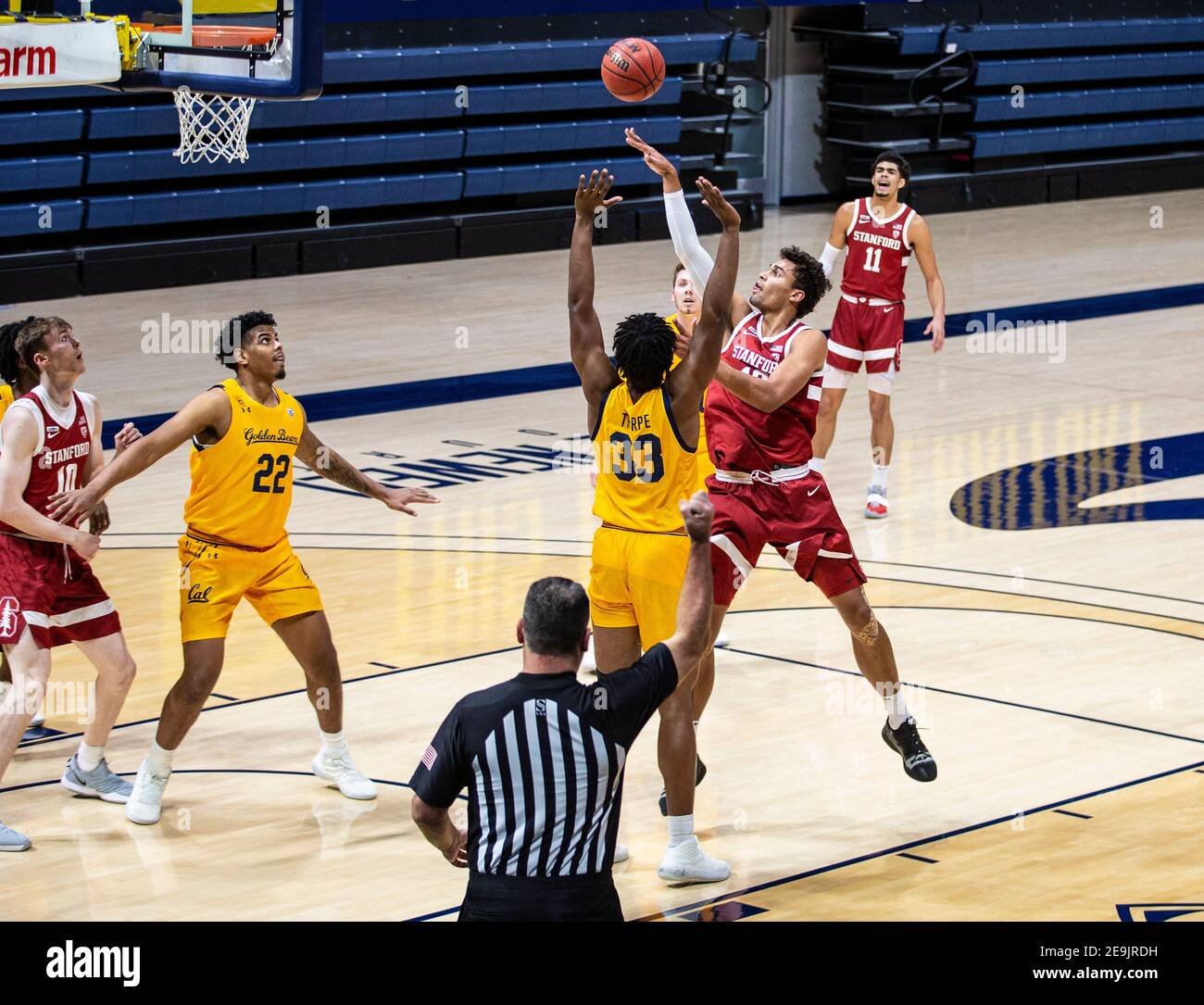 Hass Pavilion Berkeley Calif, USA. Februar 2021, 04th. CA U.S.A. Stanford Cardinal Forward Oscar da Silva (13) fährt während des NCAA Männer Basketballspiels zwischen Stanford Cardinal und den California Golden Bears 70-55 Sieg im Hass Pavilion Berkeley Calif. Thurman James/CSM/Alamy Live News in den Korb Stockfoto