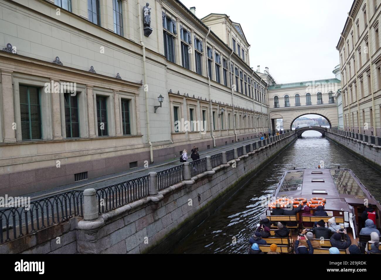 St. Petersburg, Russland - November, 2020 Brücke des Winterkanals in der Nähe der Gebäude Ermitage Museum. Historisches Zentrum der Stadt, berühmter Arch High q Stockfoto