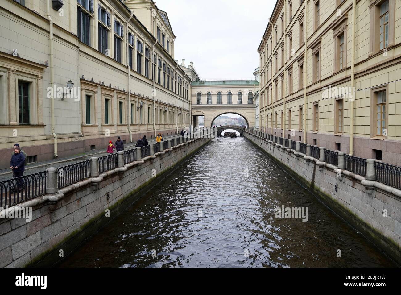 St. Petersburg, Russland - November, 2020 Brücke des Winterkanals in der Nähe der Gebäude Ermitage Museum. Historisches Zentrum der Stadt, berühmter Arch High q Stockfoto