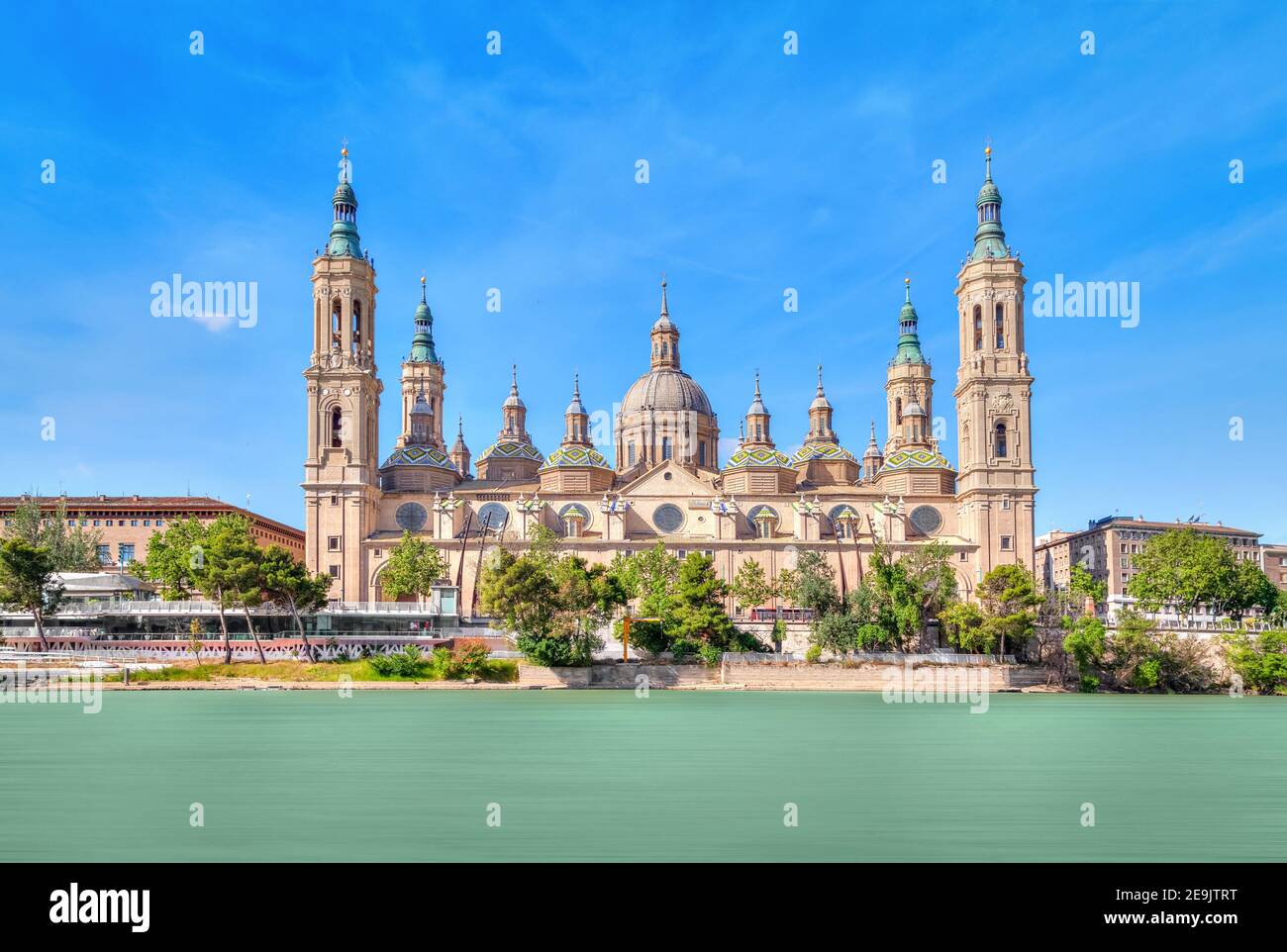 Zaragoza, Spanien. Blick auf die barocke Basilica de Nuestra Senora del Pilar an sonnigen Tagen Stockfoto