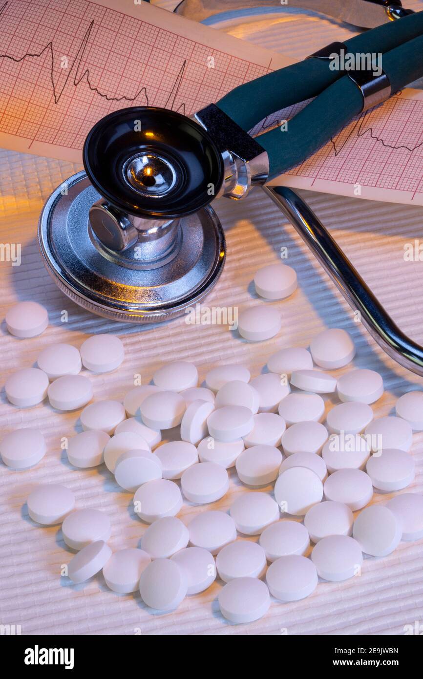 Medikamente zur Behandlung von Herzerkrankungen – Medikamente, Stethoskop und EKG-Kurve. Stockfoto