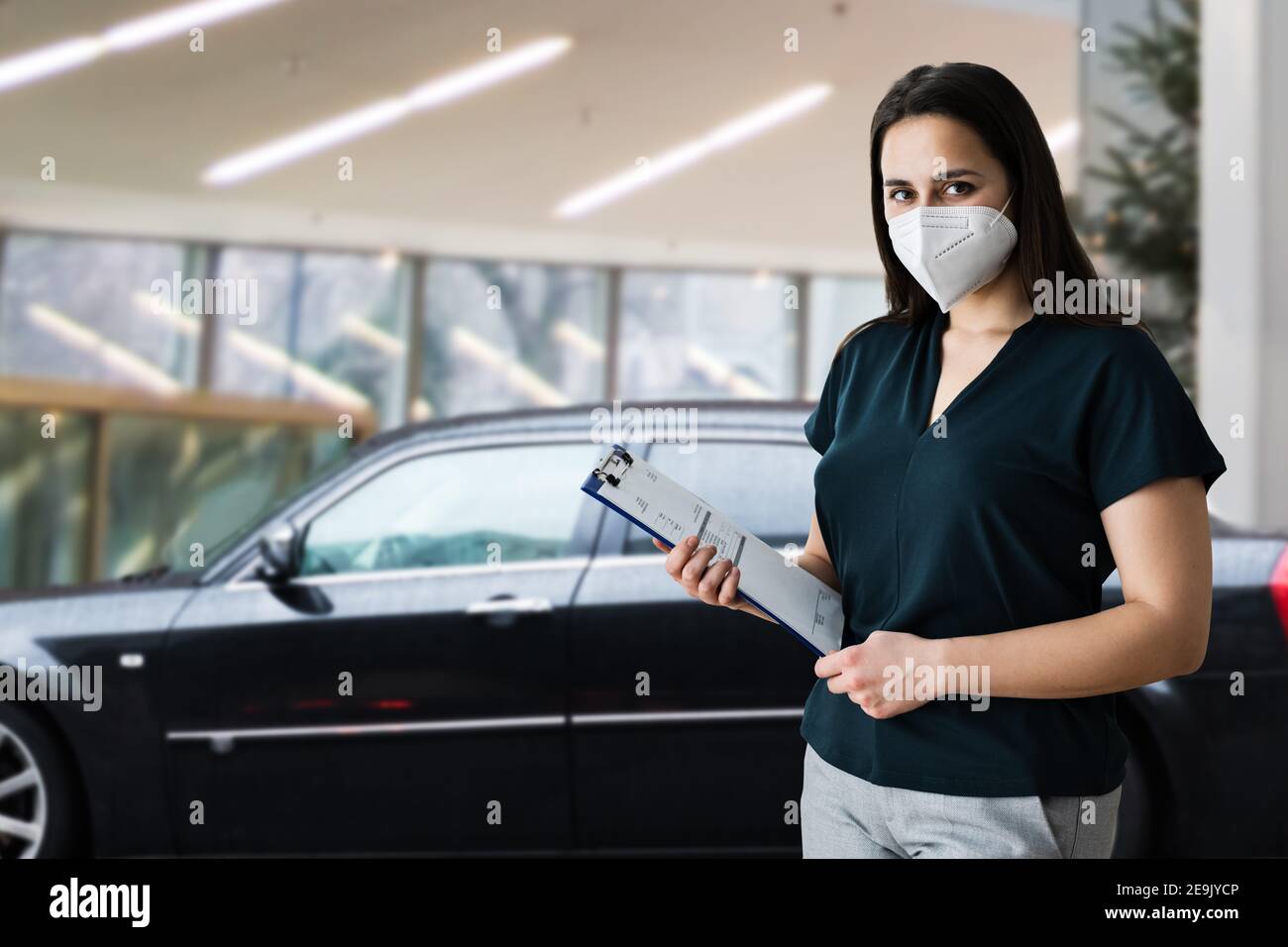 Autohaus Und Mietwagen Auto Business Mit Gesichtsmaske Stockfoto