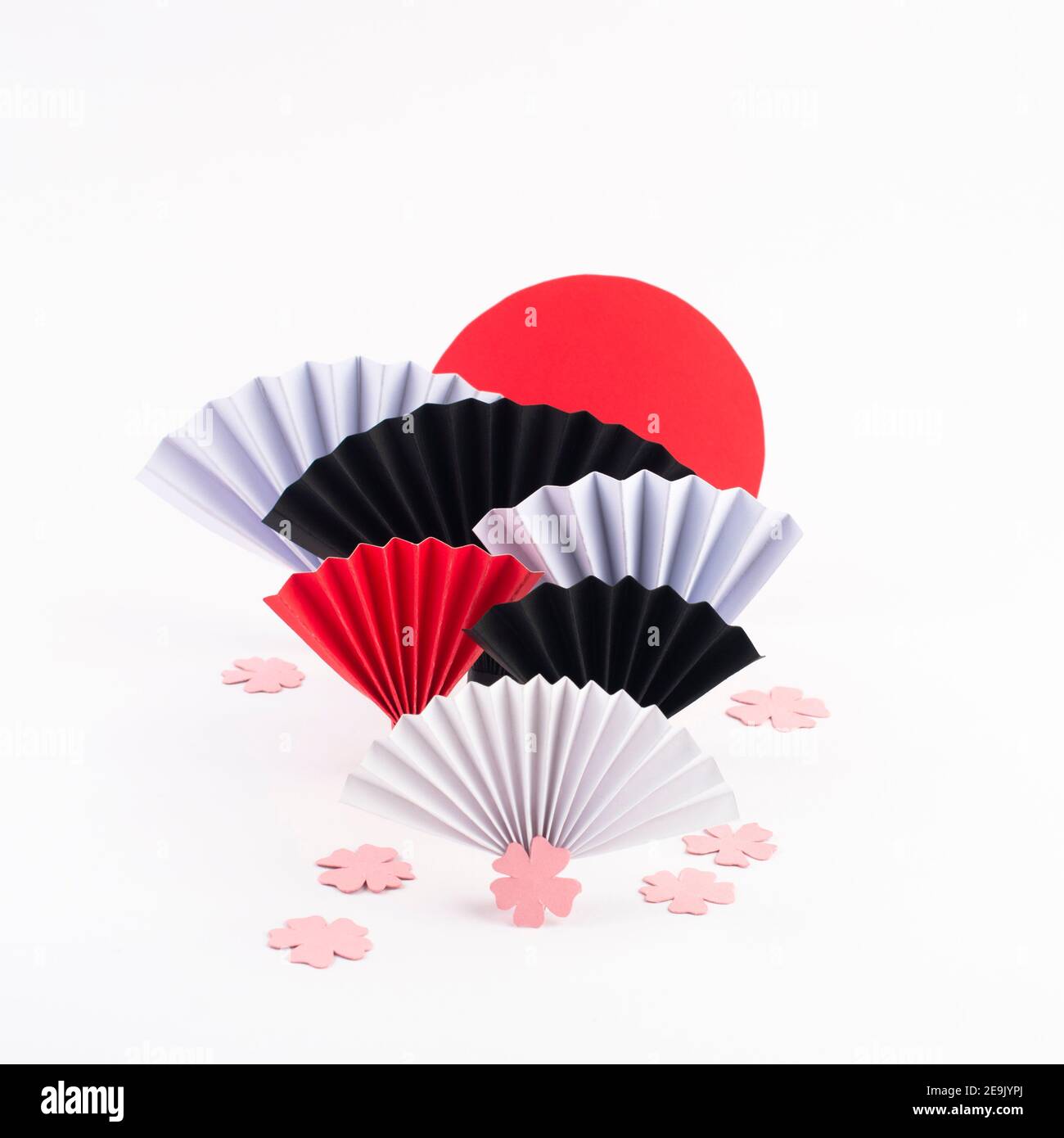 Origami Papier Fächer auf weißem Hintergrund. Papierdesign für Japan National Foundation Tag. Stockfoto