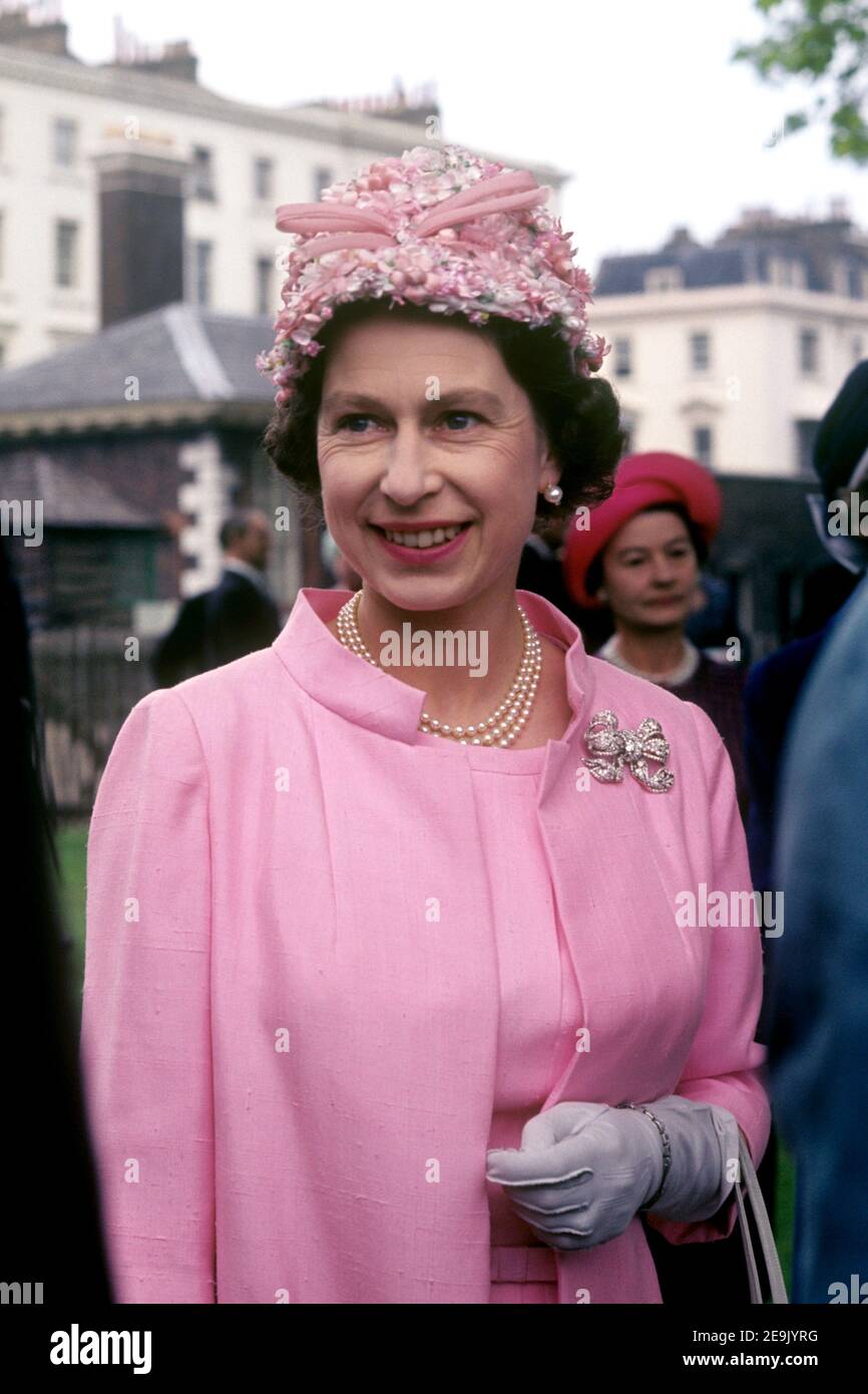 File photo daed 01/06/67 von Queen Elizabeth II bei der Gartenparty auf dem Gelände des Royal Hospital, Chelsea, London, im Zusammenhang mit dem 50th-jährigen Jubiläum der Women's Services. Die Königin wird als Monarch für 69 Jahre am Samstag regiert haben. Stockfoto