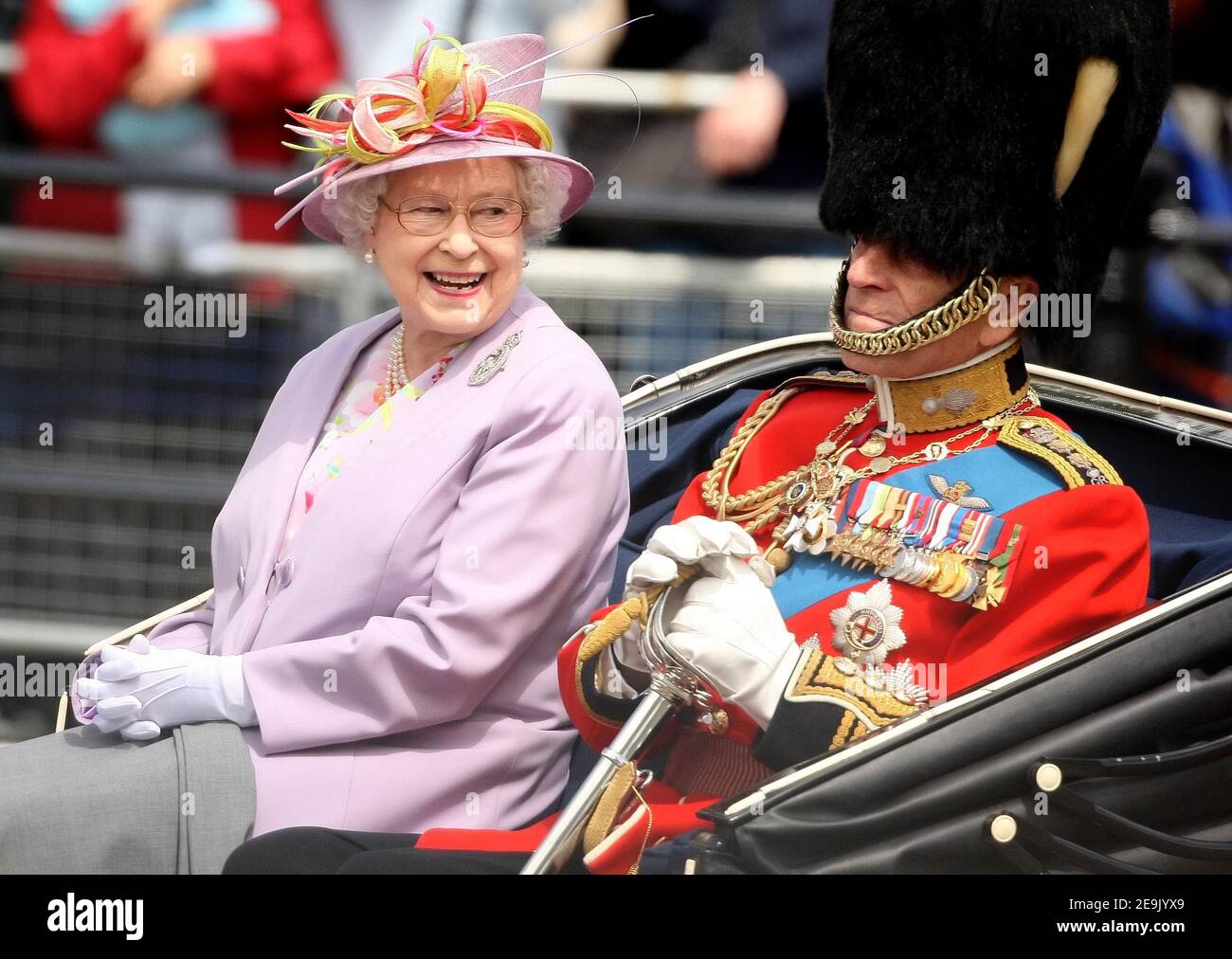 File photo dated 12/06/10 of Queen Elizabeth II and the Duke of Edinburgh kehre nach der Trooping the Color Ceremony bei der Horse Guards Parade in den Buckingham Palace zurück. Die Königin wird als Monarch für 69 Jahre am Samstag regiert haben. Stockfoto