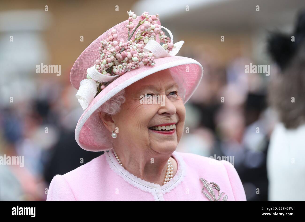 Datei Foto vom 29/05/19 von Queen Elizabeth II treffen Gäste während einer Royal Garden Party im Buckingham Palace in London. Die Königin wird den Meilenstein 70th Jahr ihrer Herrschaft betreten, als sie sich zum ersten Mal seit mehr als 30 Jahren auf den Jahrestag ihres Beitritts aus Sandringham vorbereitet. Ausgabedatum: Freitag, 5. Februar 2021. Stockfoto