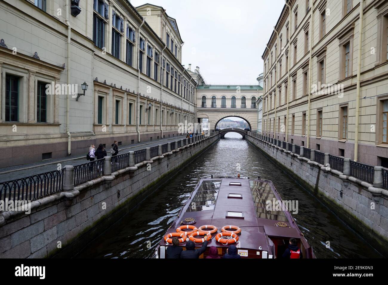St. Petersburg, Russland - November, 2020 Brücke des Winterkanals in der Nähe der Gebäude Ermitage Museum. Historisches Zentrum der Stadt, berühmter Arch High q Stockfoto