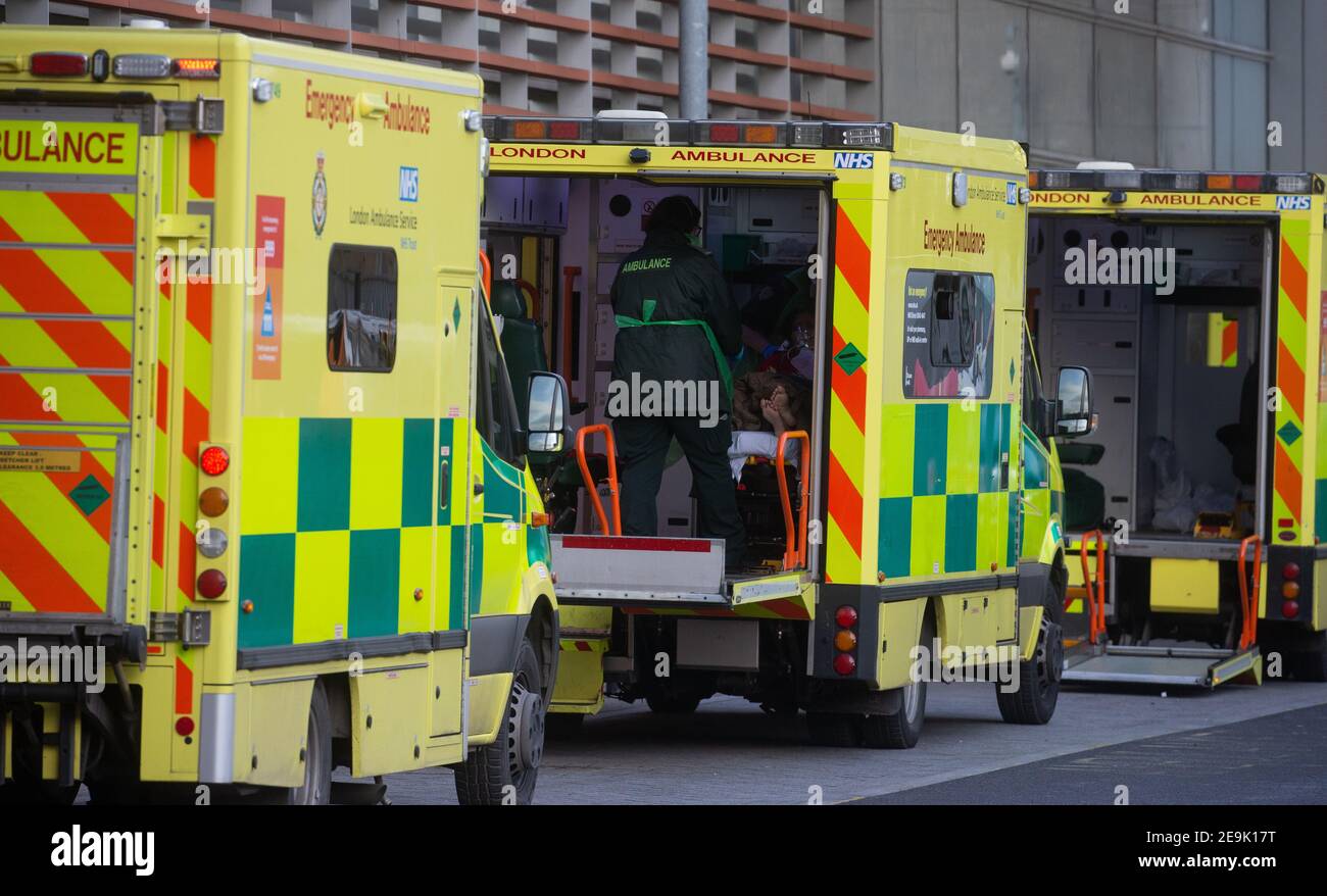 Patienten, die im Royal London Hospital ankommen. Der NHS steht unter starkem Druck mit der Covid-19 Pandemie sowie den zusätzlichen Patienten im Winter. Stockfoto