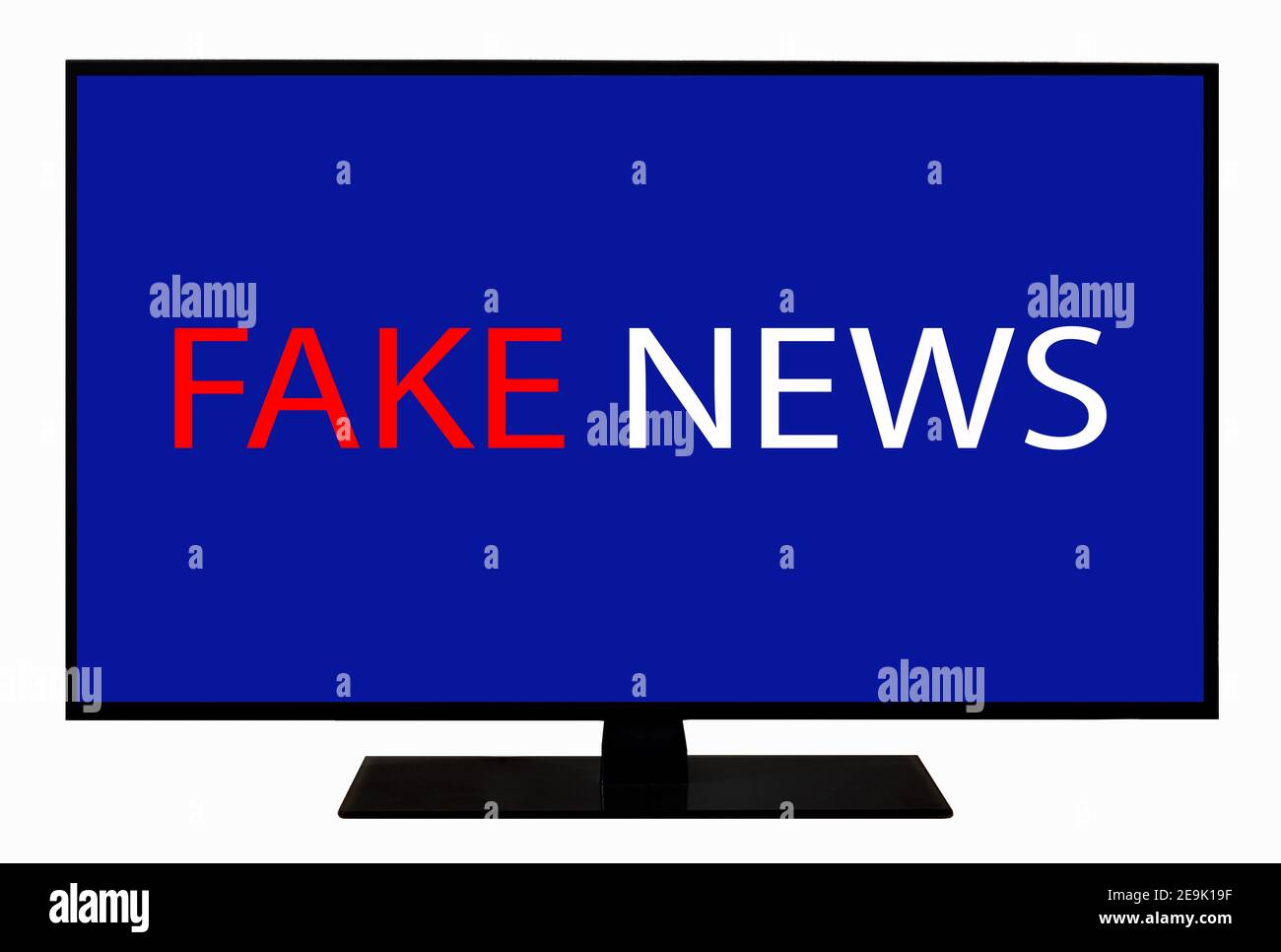 Fake News im Fernsehen. Lügen von Informationen, um Menschen im Fernsehen zu betrügen. Medientechnik und modernes Lifestyle-Konzept: Fake News und Hoax anschauen und lesen. Stockfoto