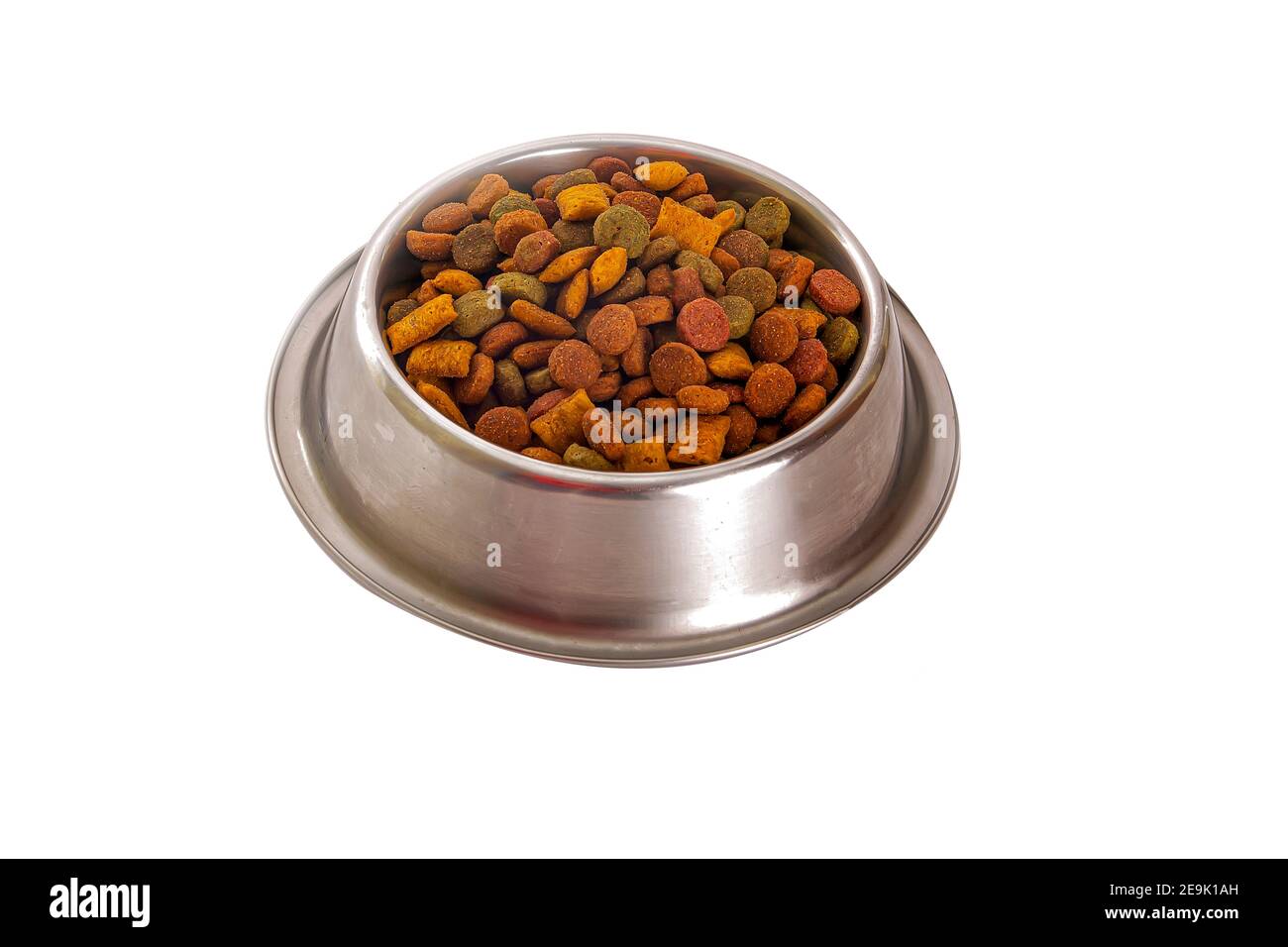 Trockenes Katzenfutter in einer Edelstahlschale, isoliert auf weißem Hintergrund Stockfoto