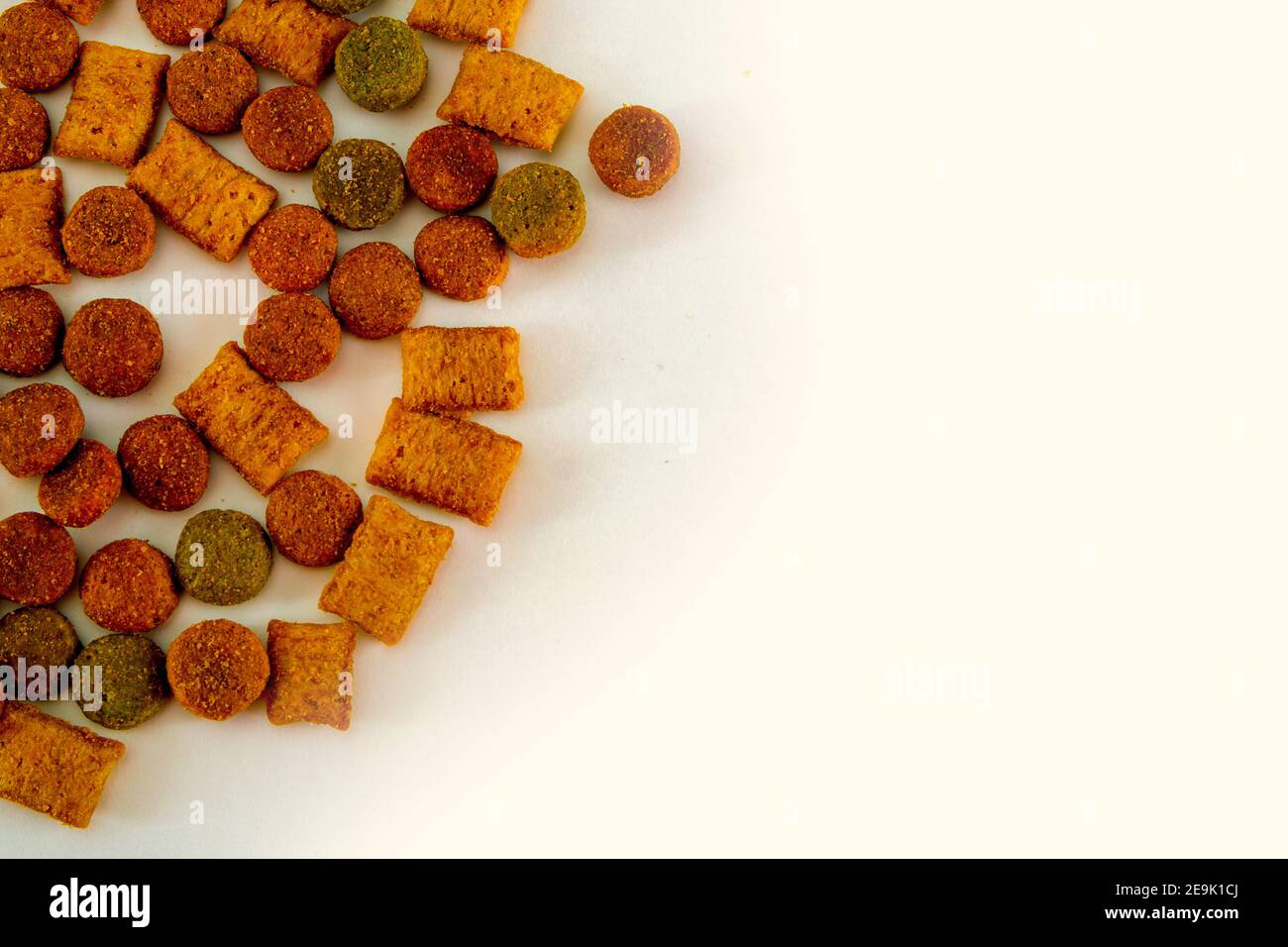 Trockenes Katzenfutter liegt auf weißem Hintergrund Stockfoto