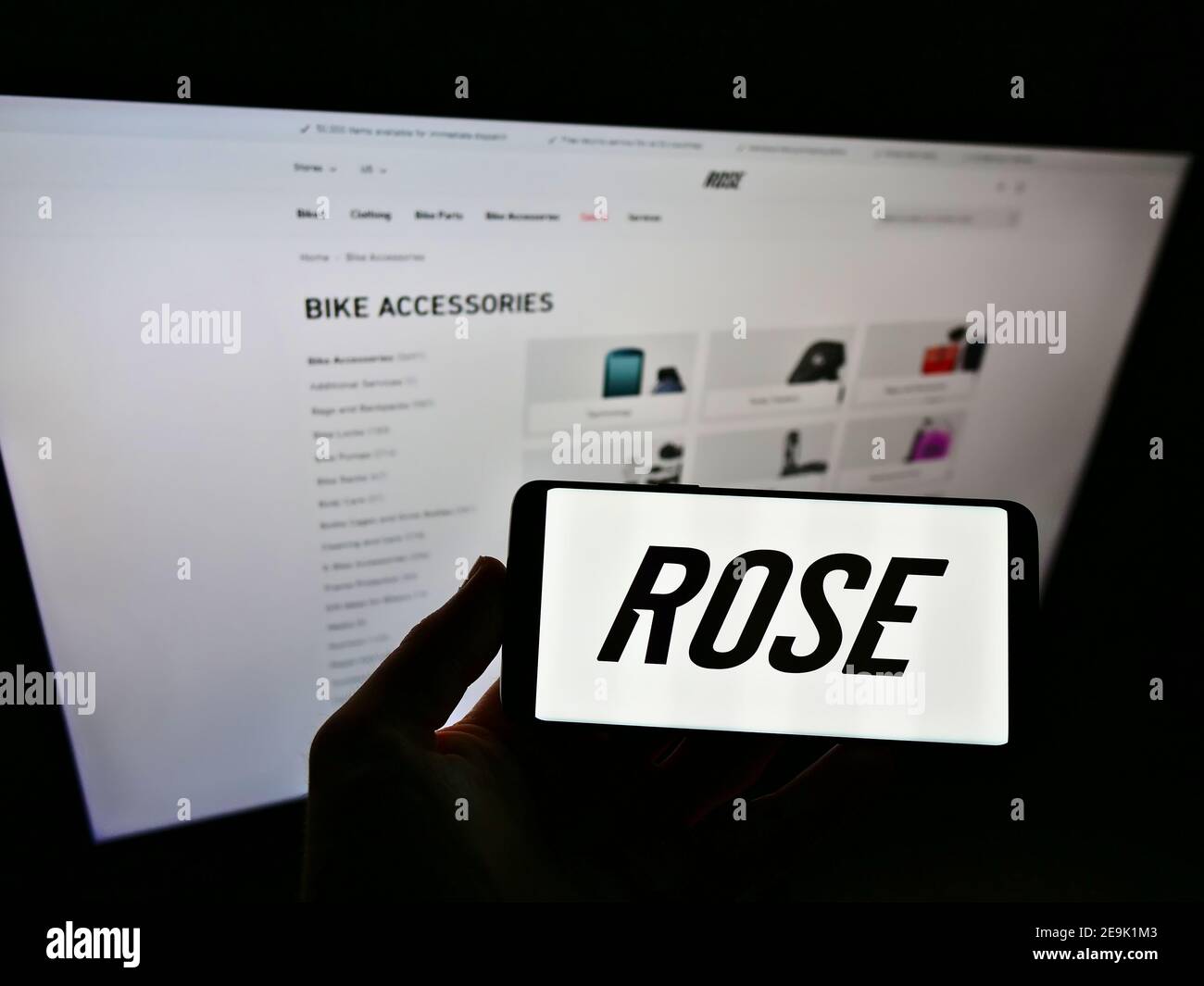 Person, die Mobiltelefon mit Logo des deutschen Fahrradherstellers Rose Bikes GmbH auf dem Display vor der Firmenwebsite hält. Konzentrieren Sie sich auf den Smartphone-Bildschirm. Stockfoto