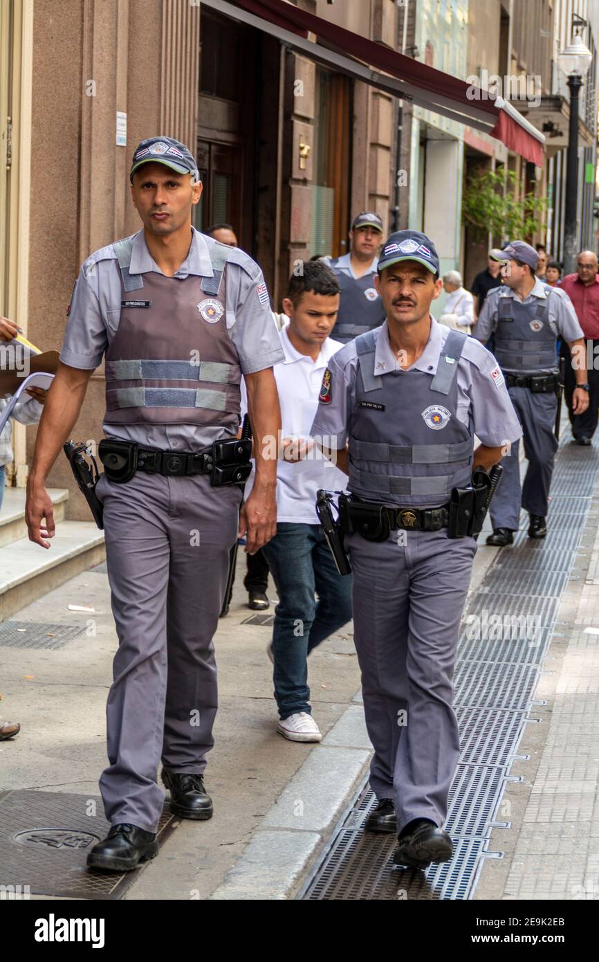 Zwei zivil-militärische Polizeibeamte auf den Straßen von Sao Paulo in Brasilien Stockfoto